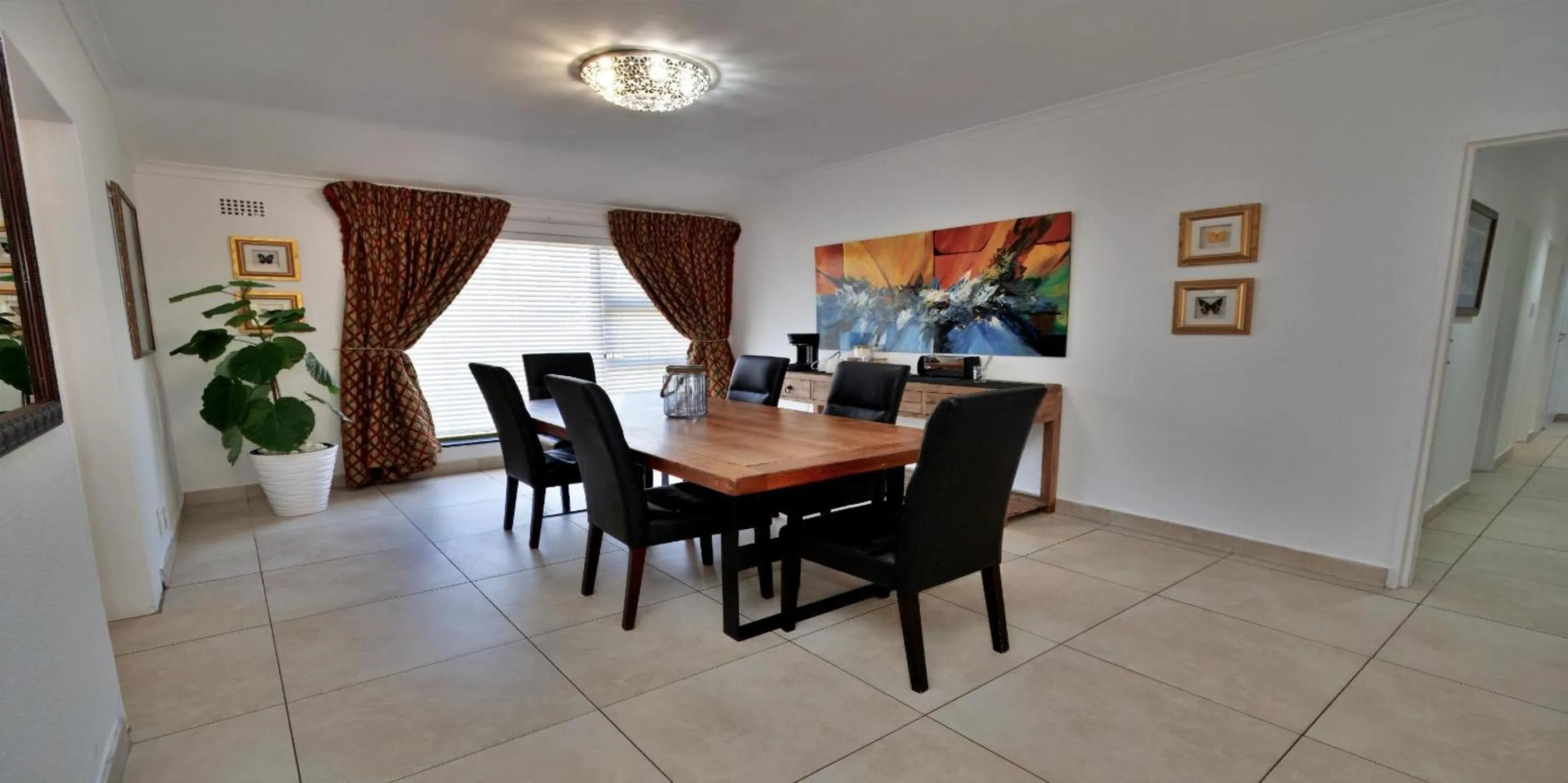 Dining area in Beachwood Inn Melkbosstrand