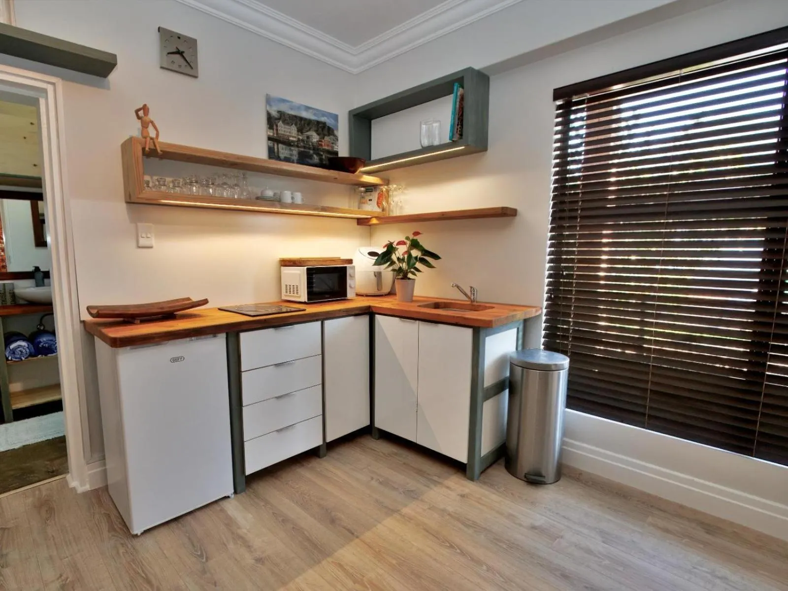 Dining area in Beachwood Inn Melkbosstrand