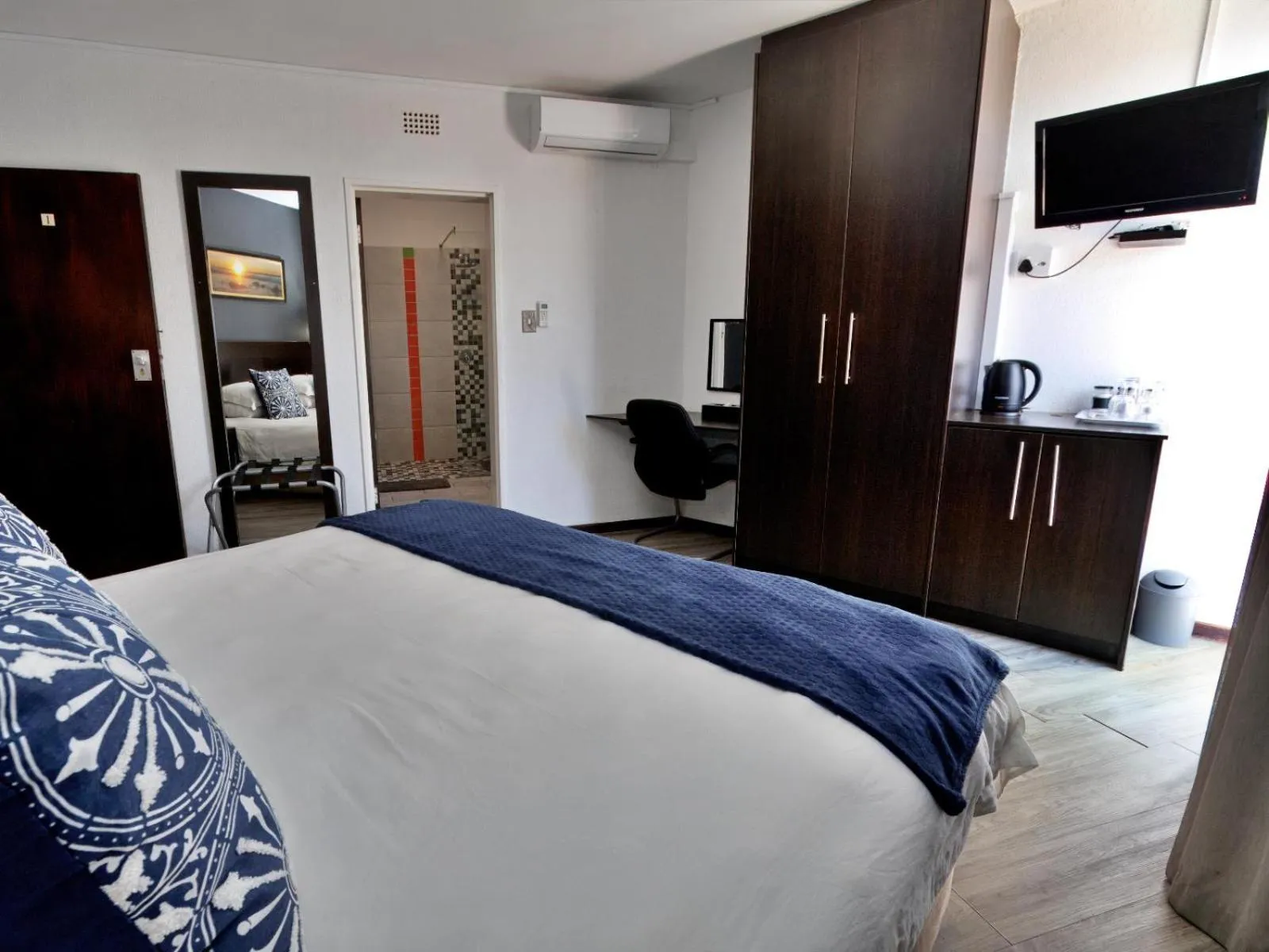 TV and multimedia, Bed in Beachwood Inn Melkbosstrand