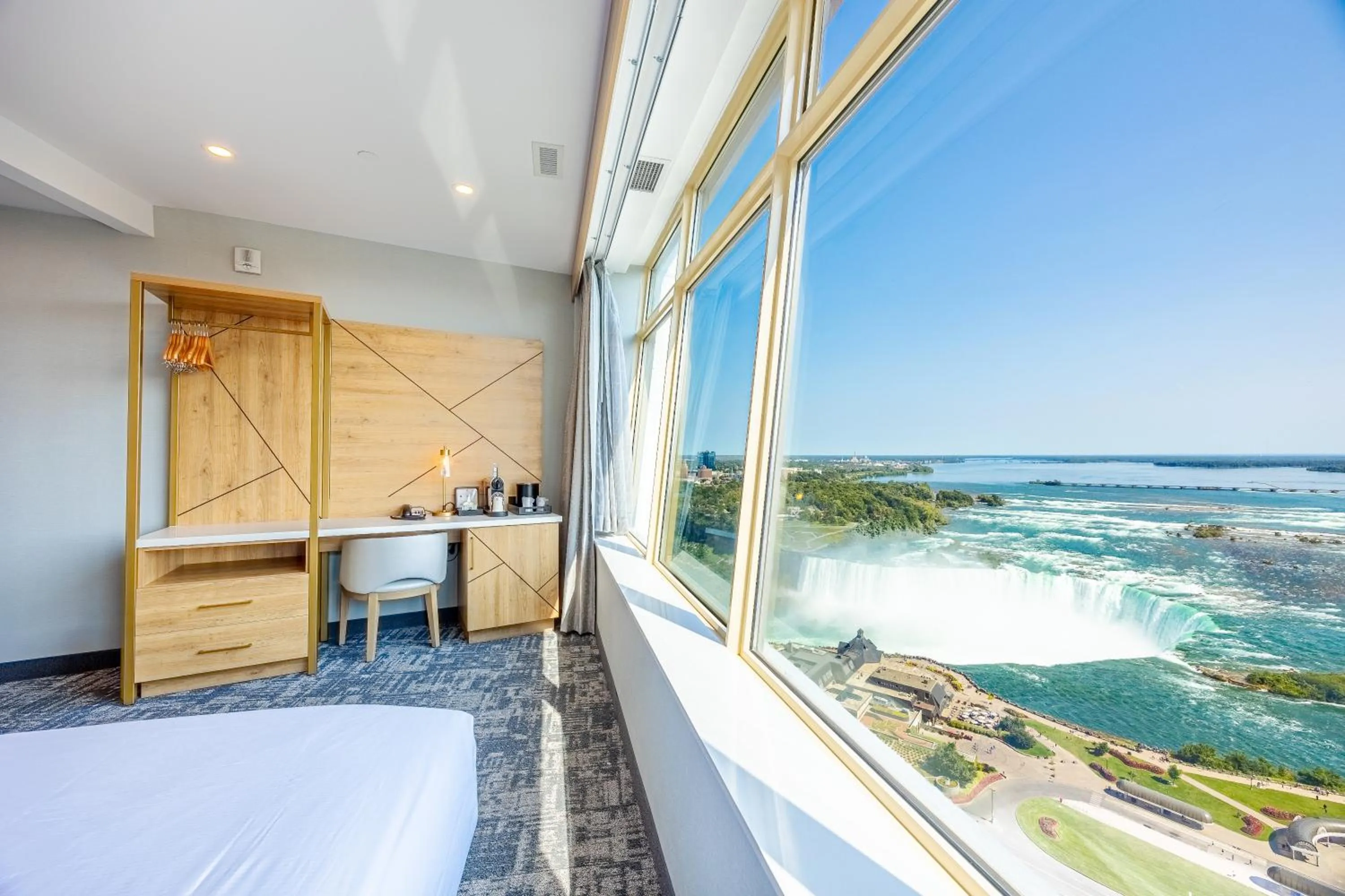 Coffee/tea facilities, Bed in Tower Hotel at Fallsview