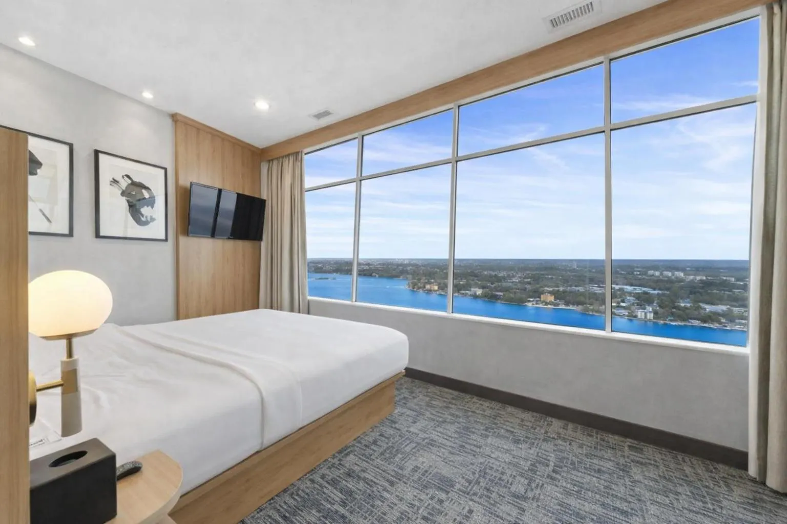 View (from property/room), Bed in Tower Hotel at Fallsview