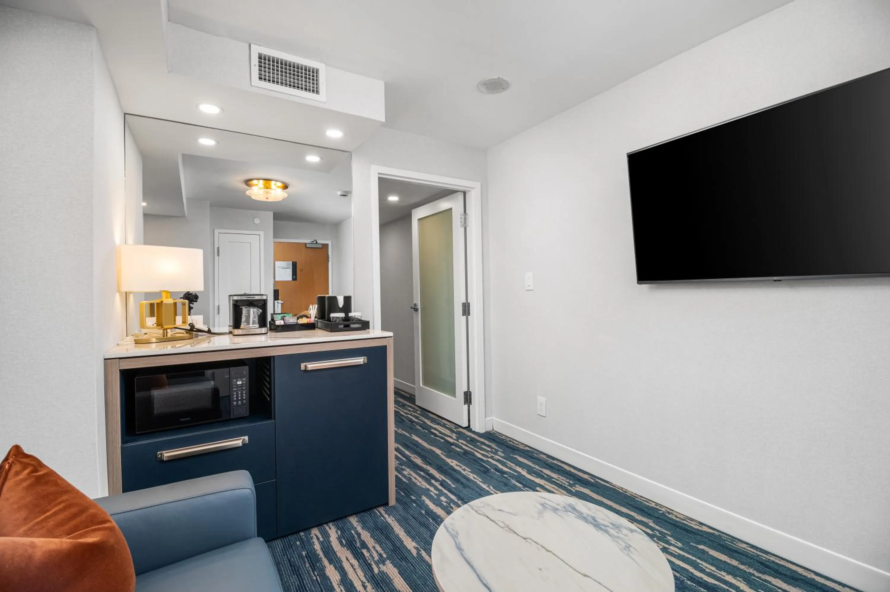 Living room in Tower Hotel at Fallsview