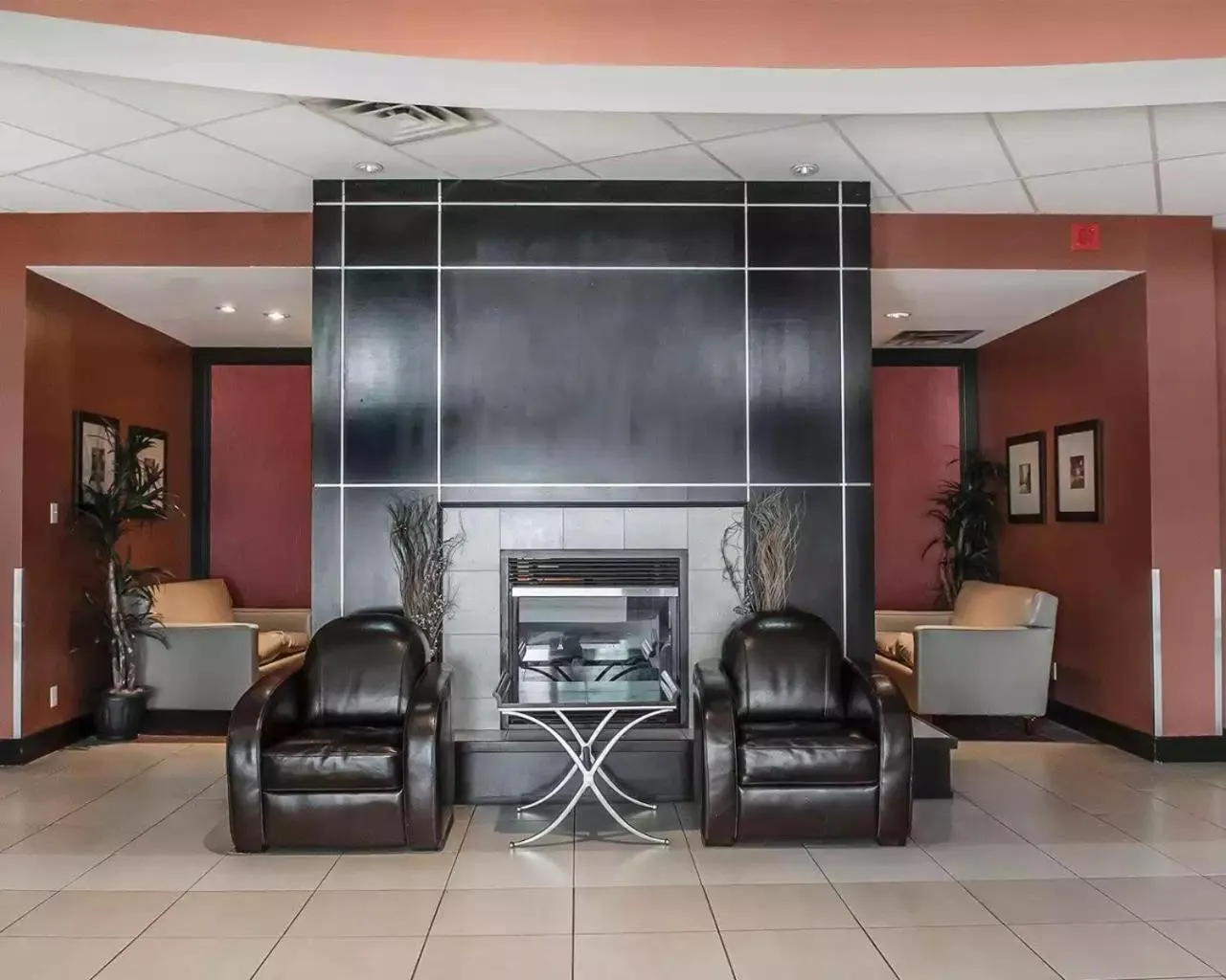 Lobby or reception in Comfort Hotel Airport North