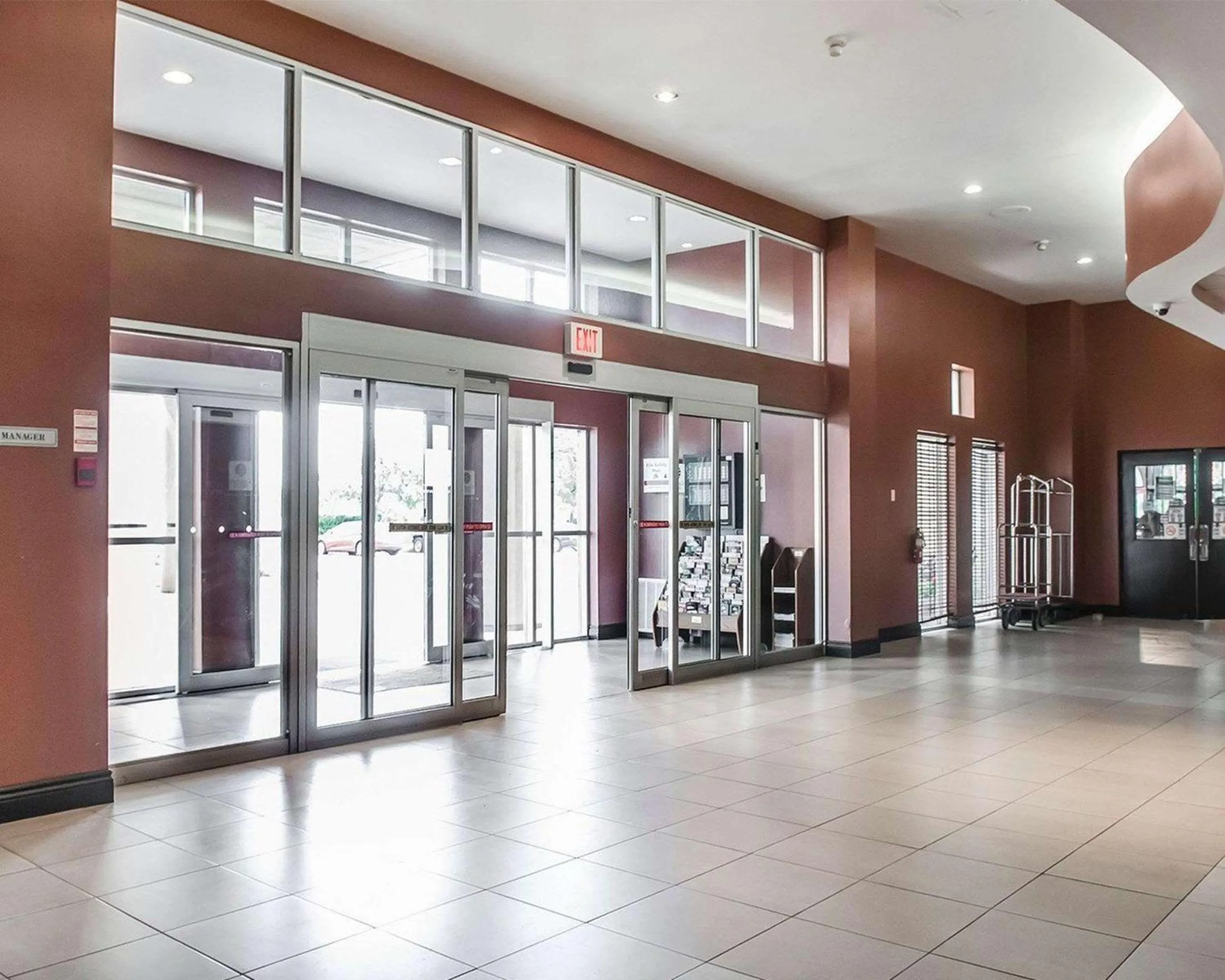 Lobby or reception in Comfort Hotel Airport North