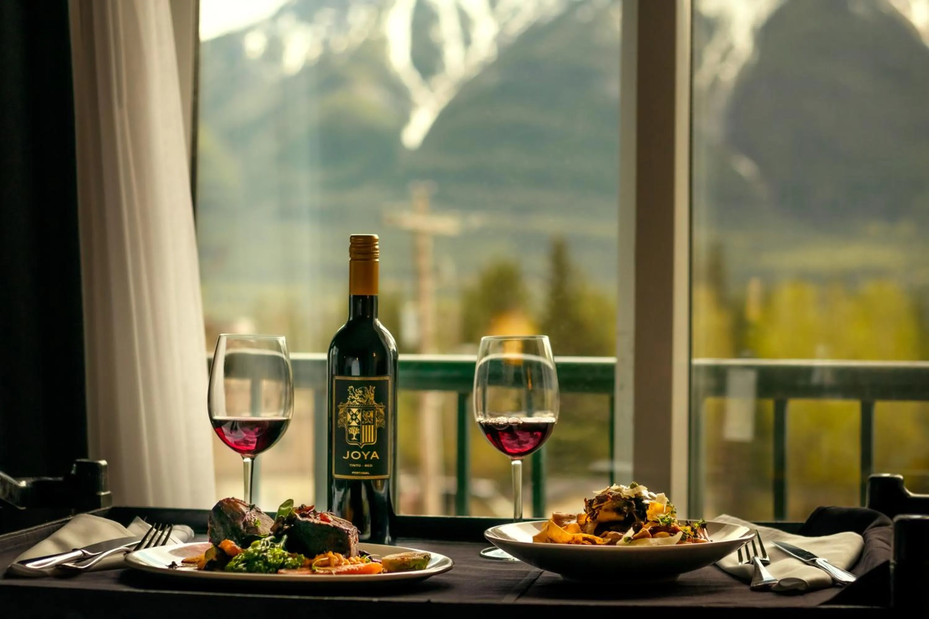 Food and drinks in Coast Canmore Hotel & Conference Centre