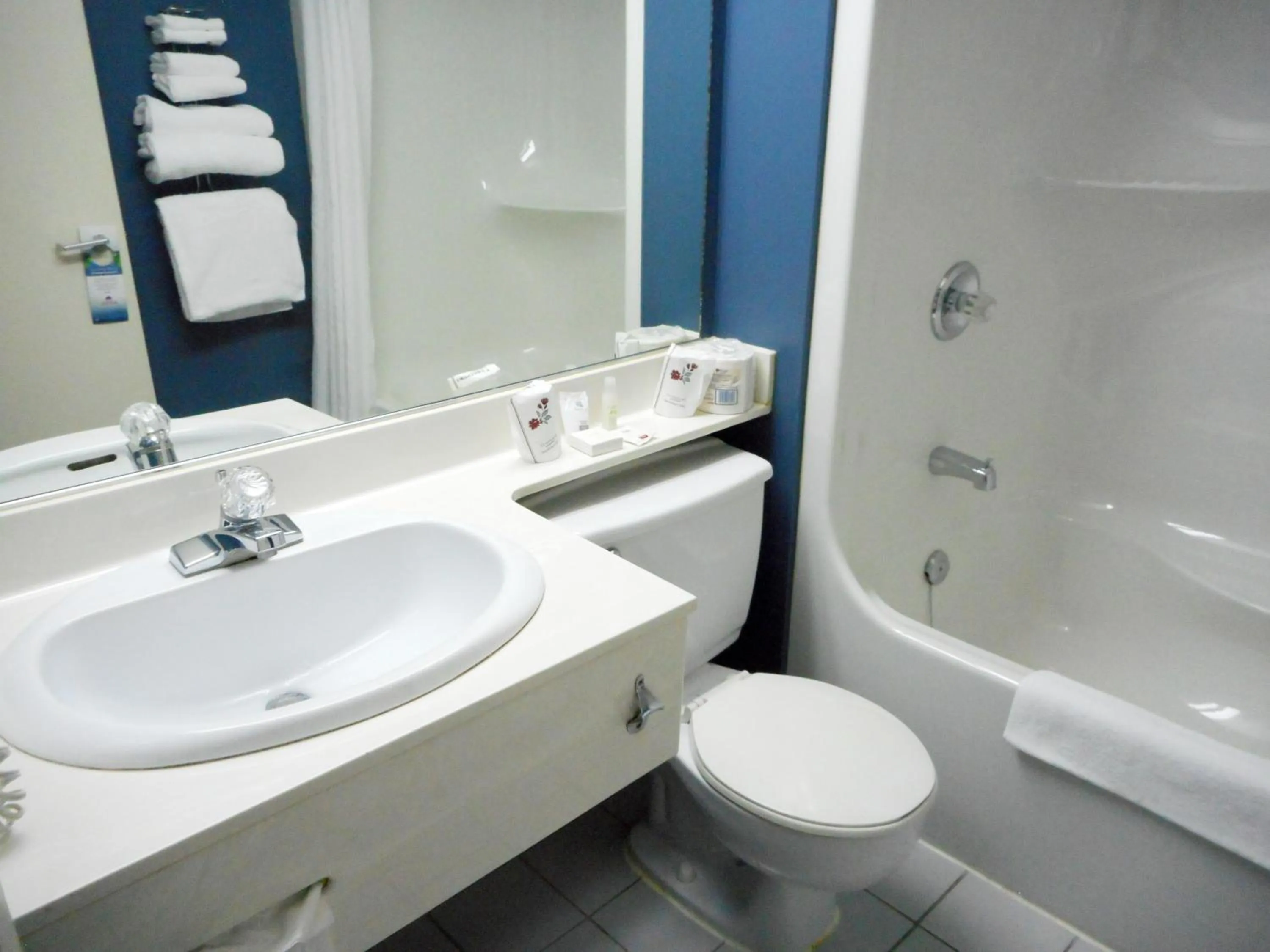 Bathroom in Repotel Aéroport Québec