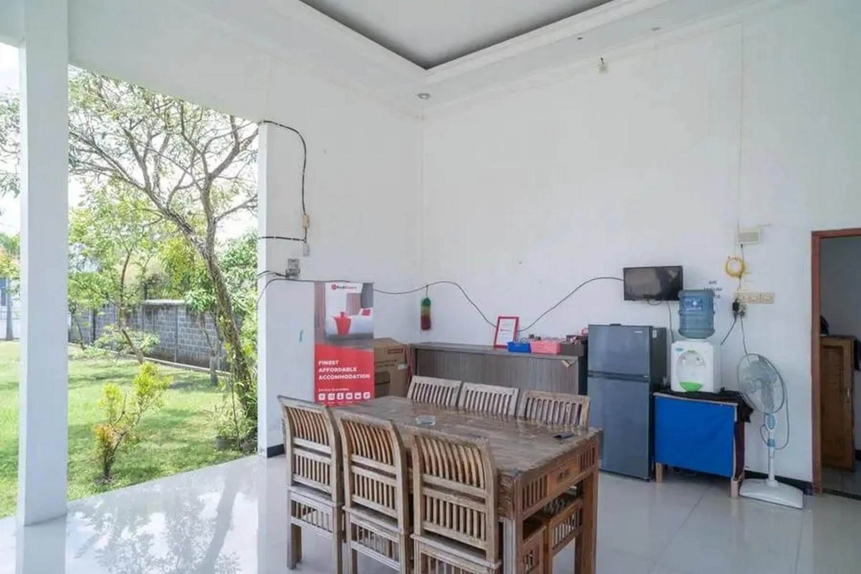 Lobby or reception in RedDoorz Syariah Near Syamsudin Noor Airport 4