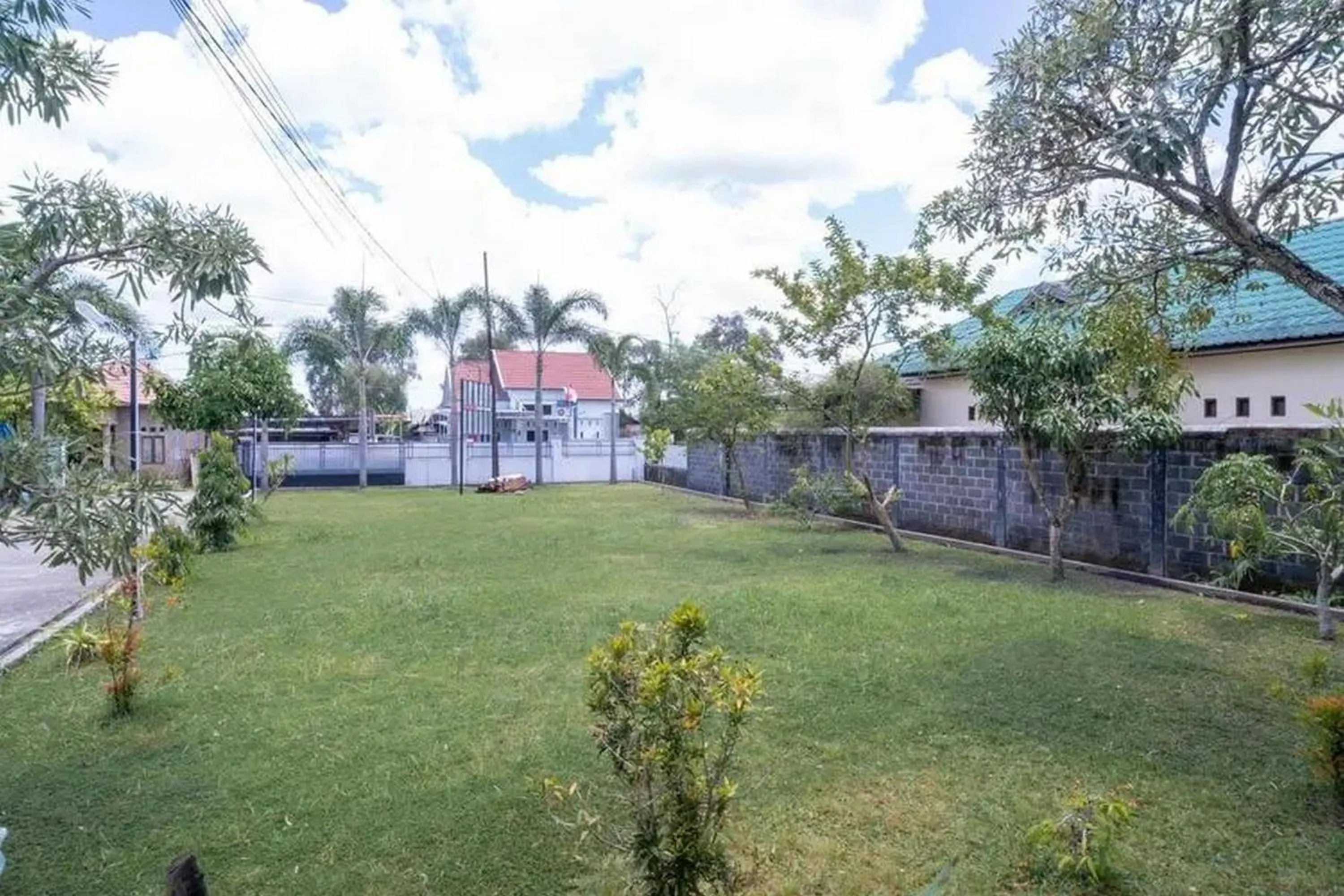 Property building in RedDoorz Syariah Near Syamsudin Noor Airport 4