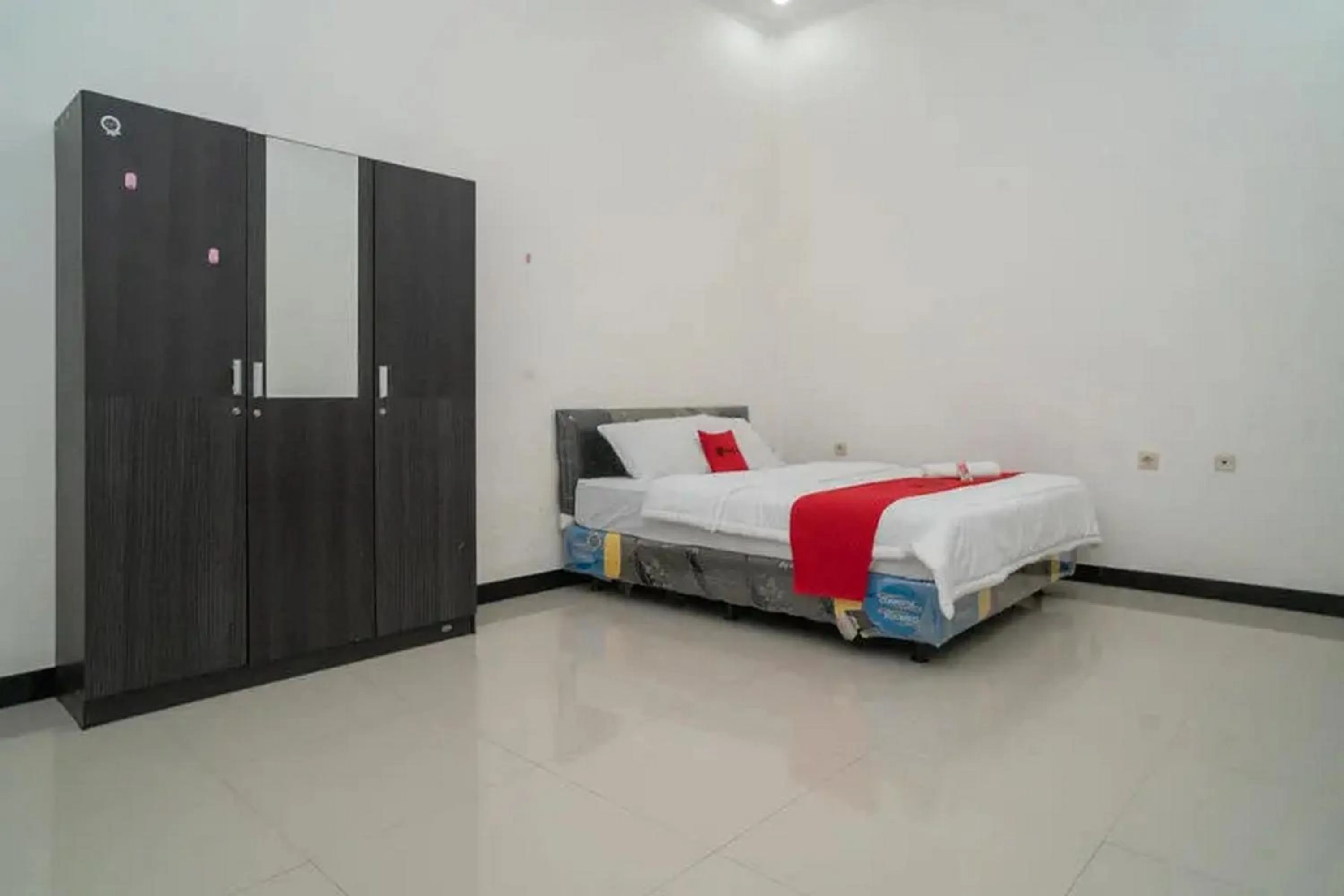 Bedroom in RedDoorz Syariah Near Syamsudin Noor Airport 4