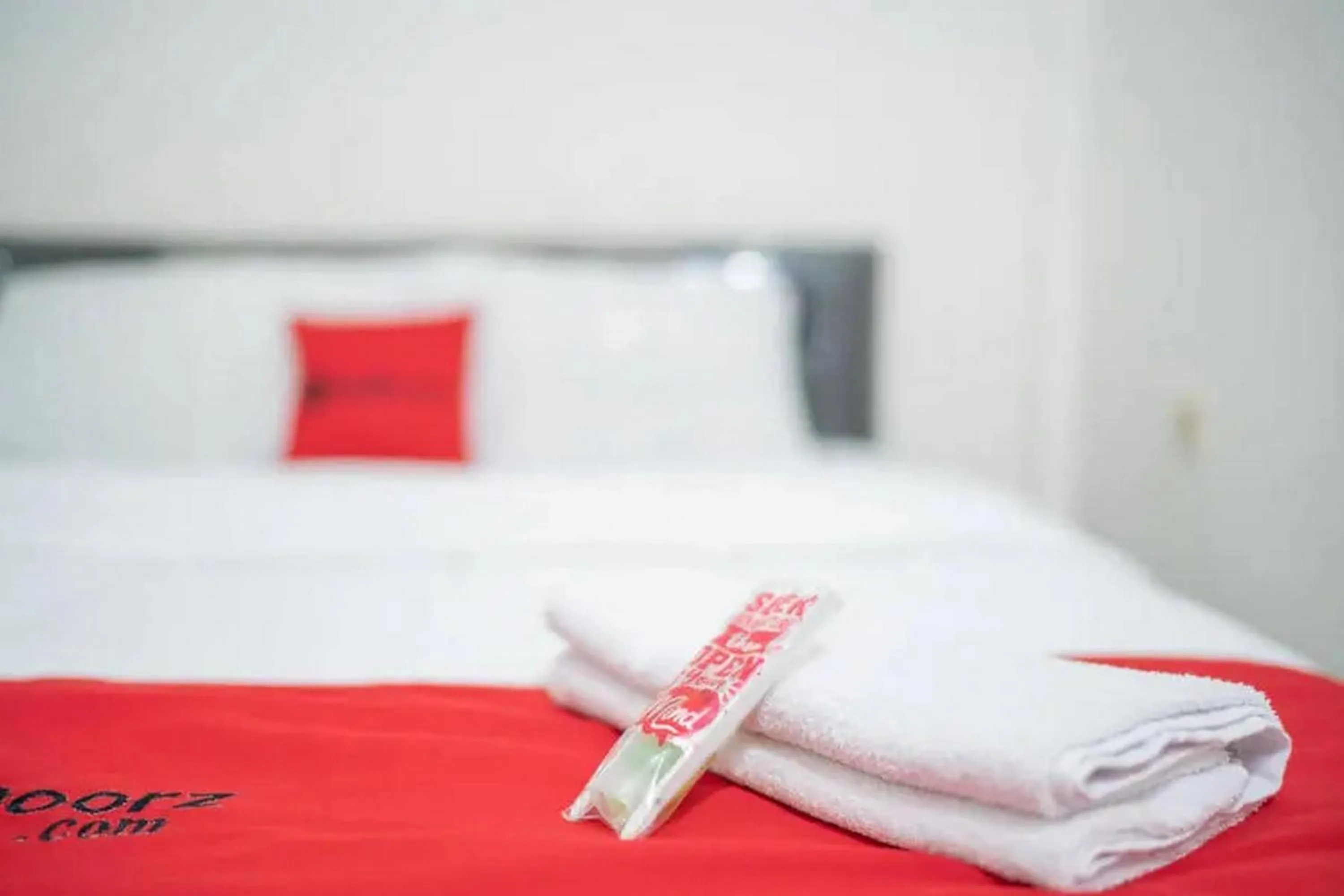 Bedroom in RedDoorz Syariah Near Syamsudin Noor Airport 4