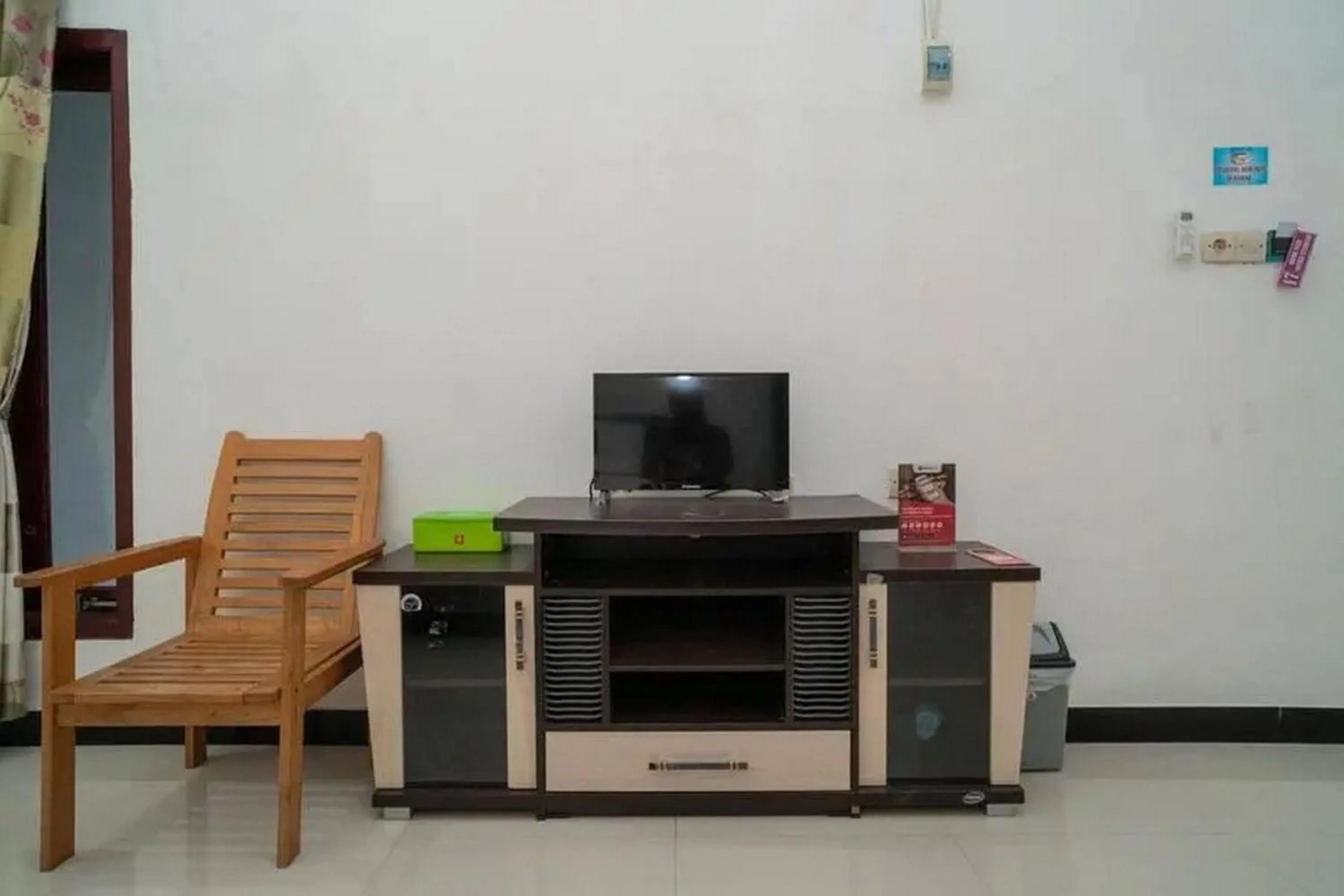 hair dresser in RedDoorz Syariah Near Syamsudin Noor Airport 4