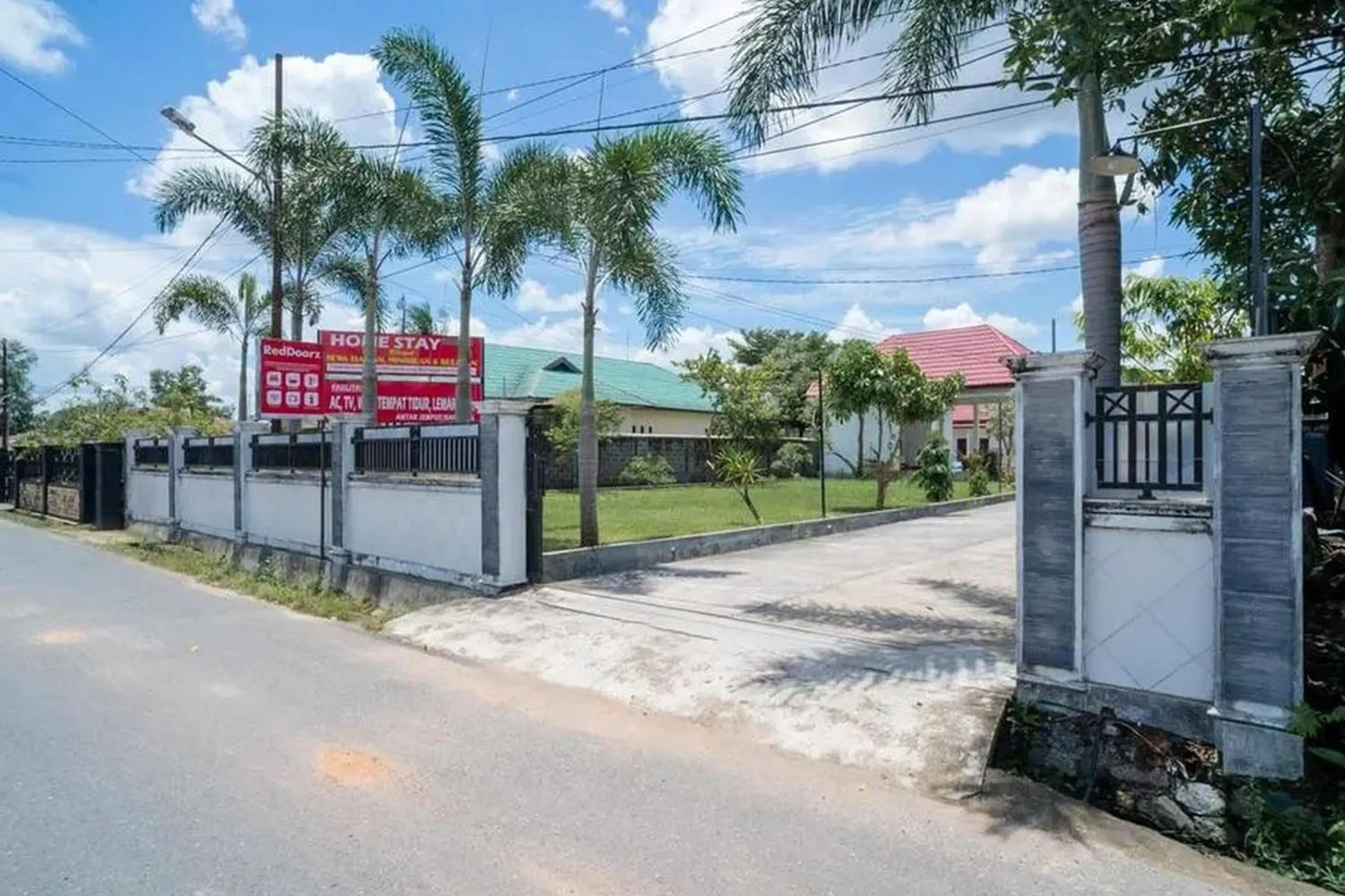Property building in RedDoorz Syariah Near Syamsudin Noor Airport 4