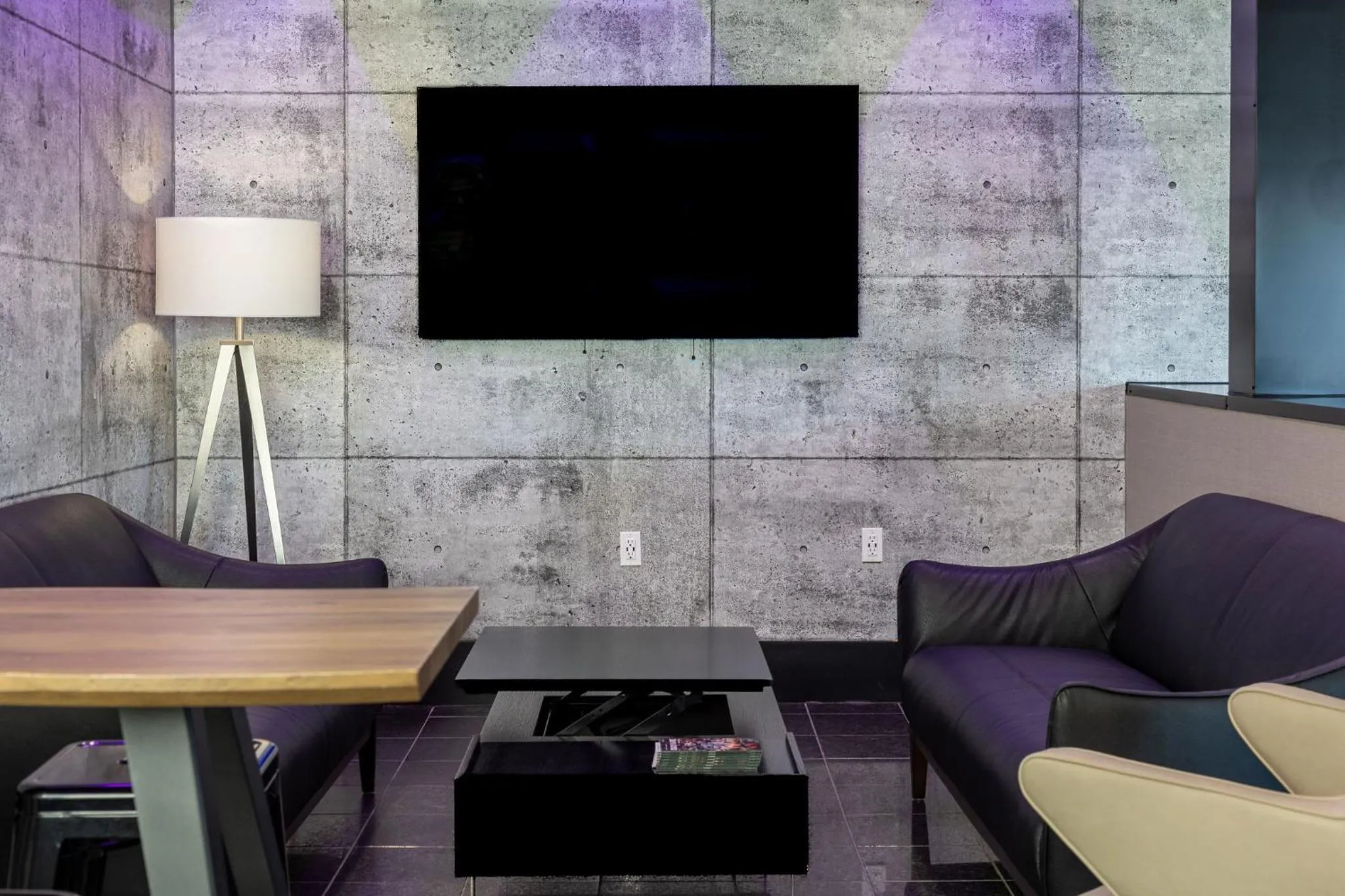 Communal lounge/ TV room in Repotel Henri IV Québec