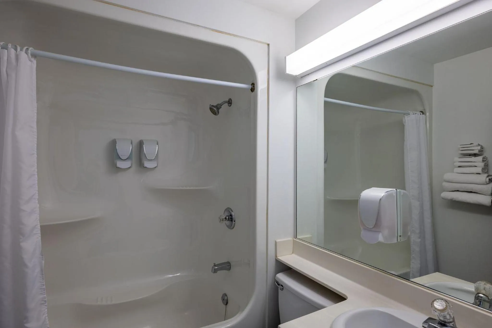 Shower in Repotel Henri IV Québec