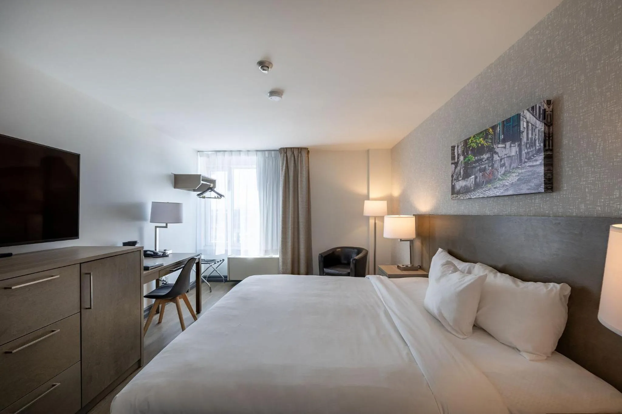 Photo of the whole room, Bed in Repotel Henri IV Québec