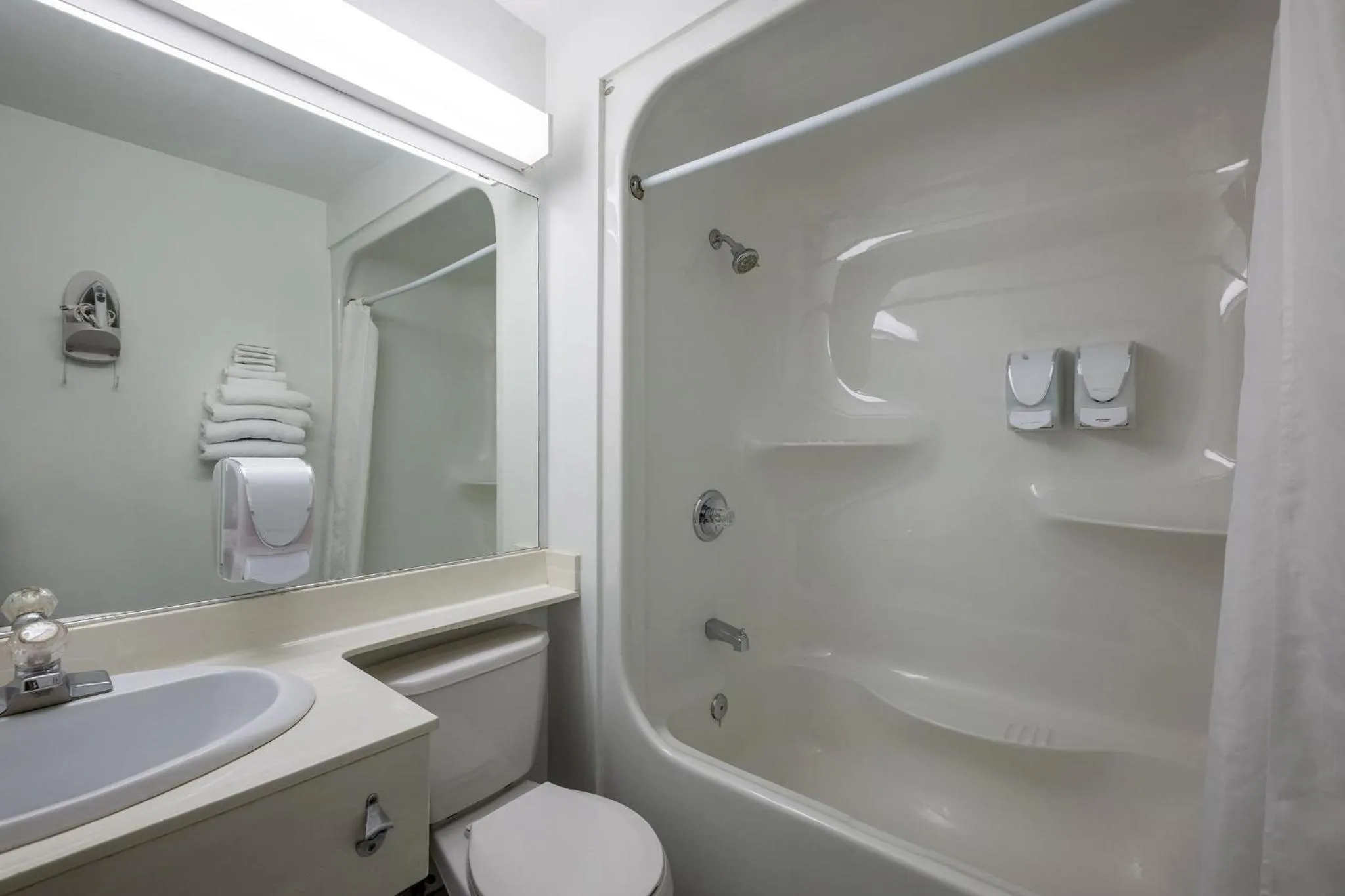 Shower in Repotel Henri IV Québec