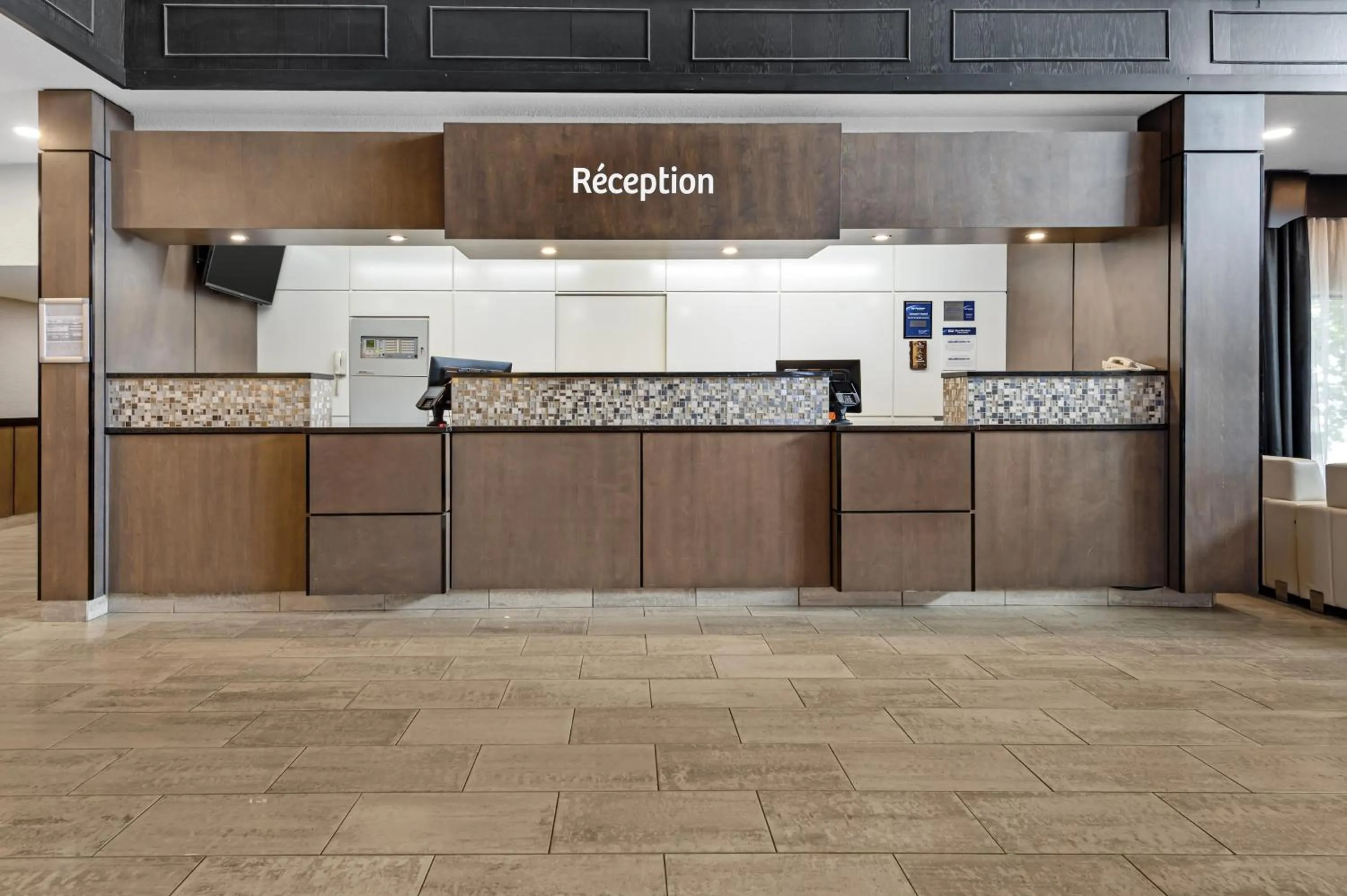 Lobby or reception in Best Western Hotel Universel Drummondville