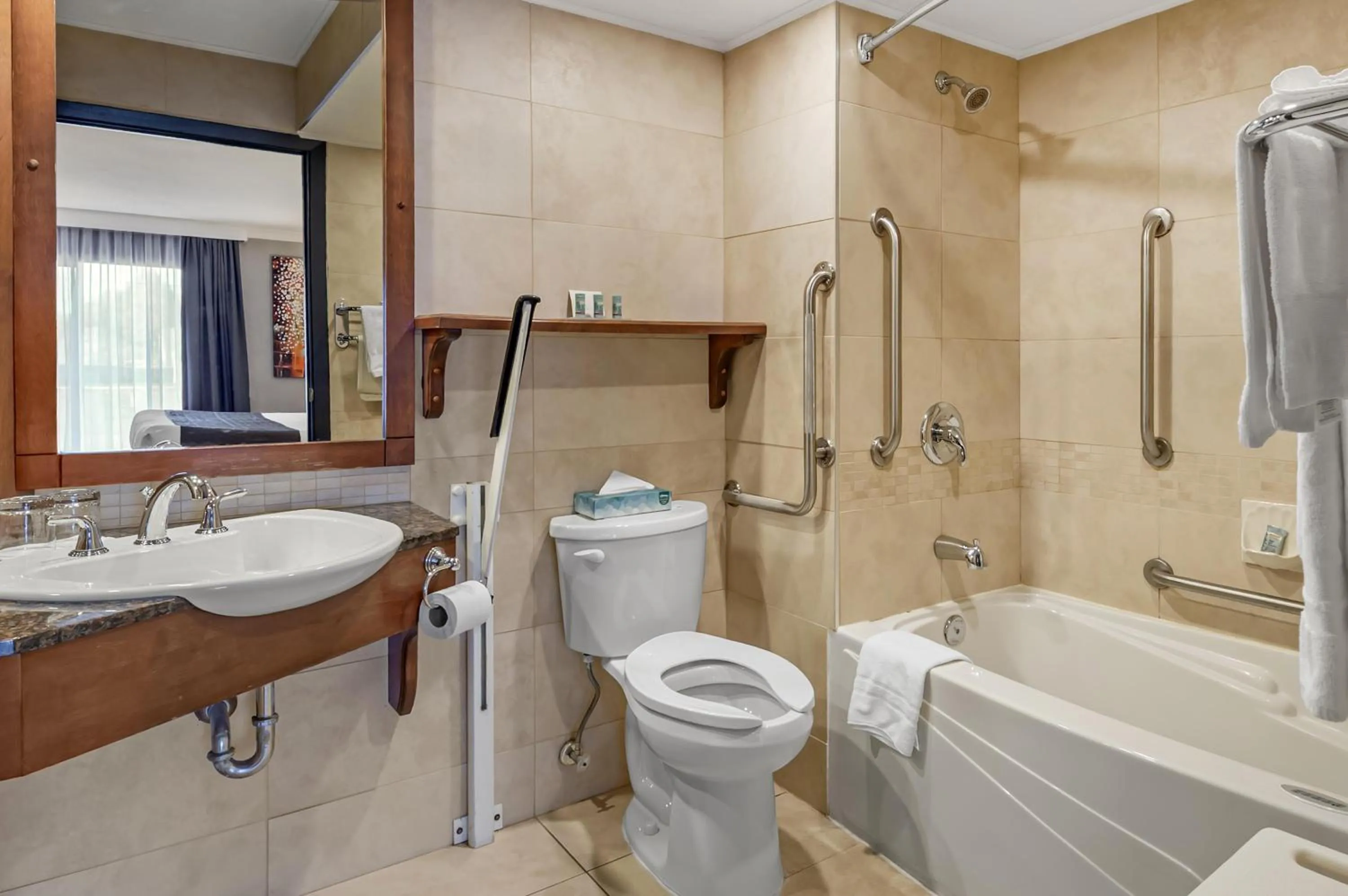 Bathroom in Best Western Hotel Universel Drummondville