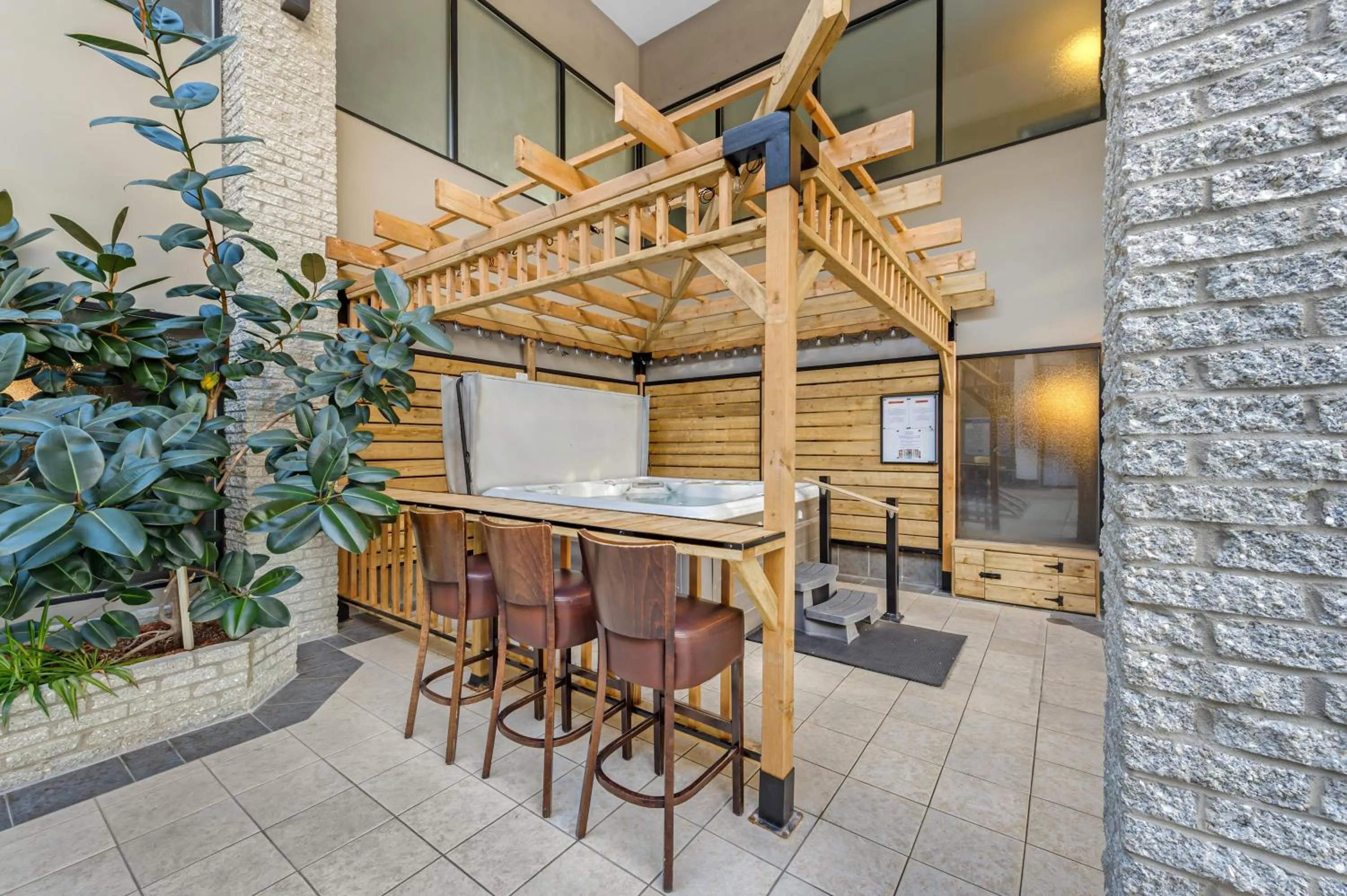 Pool view in Best Western Hotel Universel Drummondville