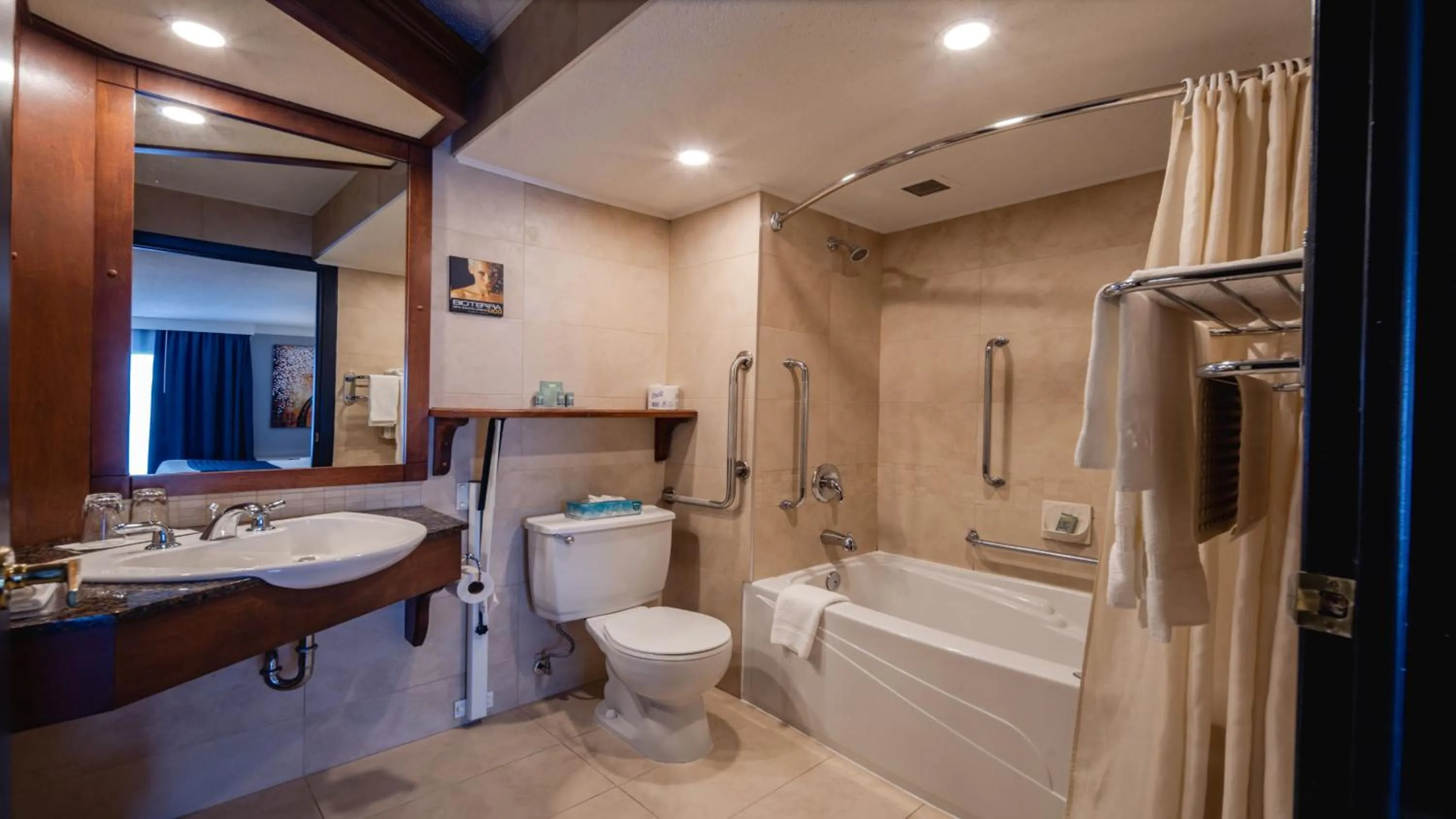 Bathroom in Best Western Hotel Universel Drummondville