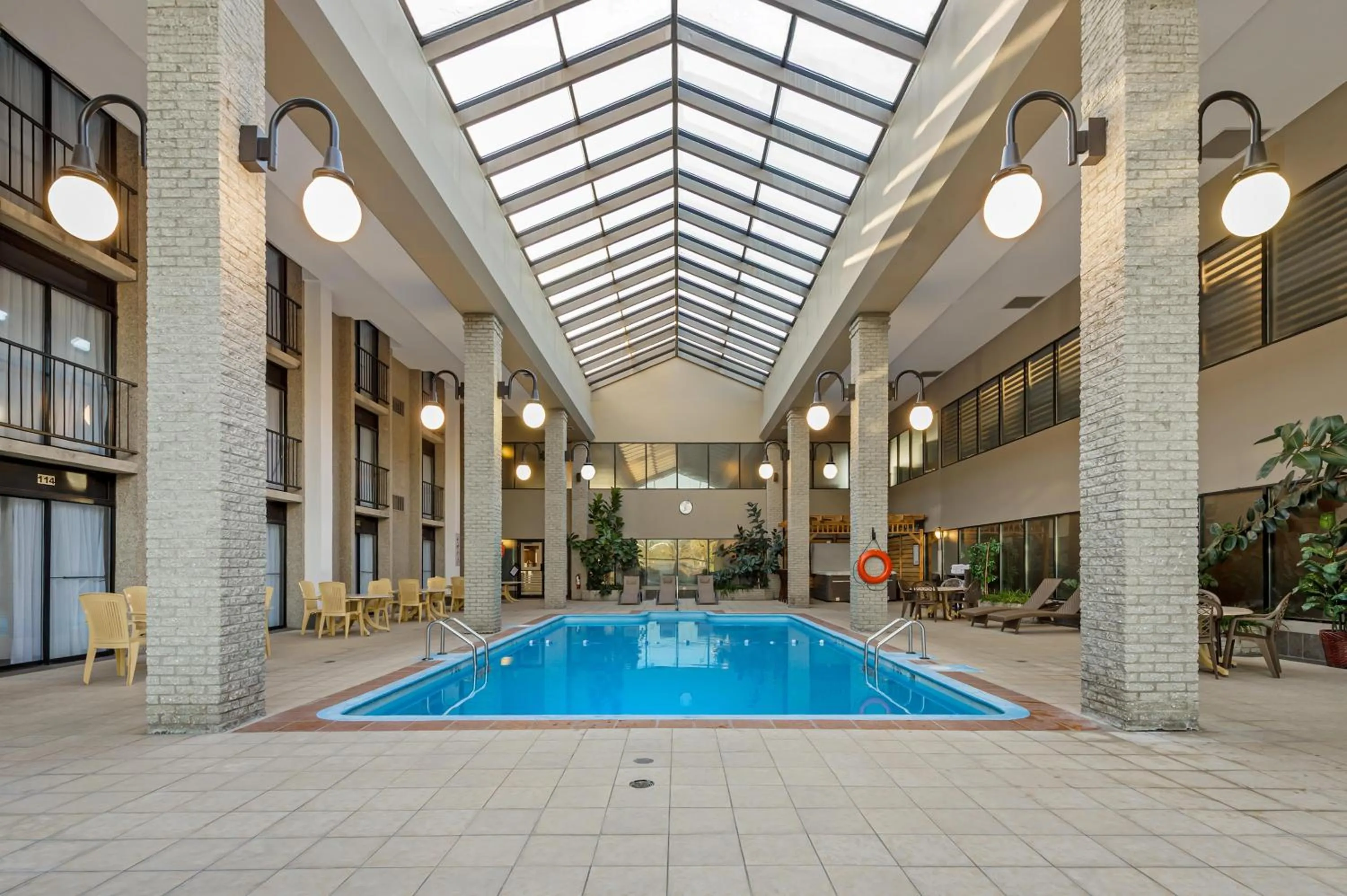 Pool view in Best Western Hotel Universel Drummondville