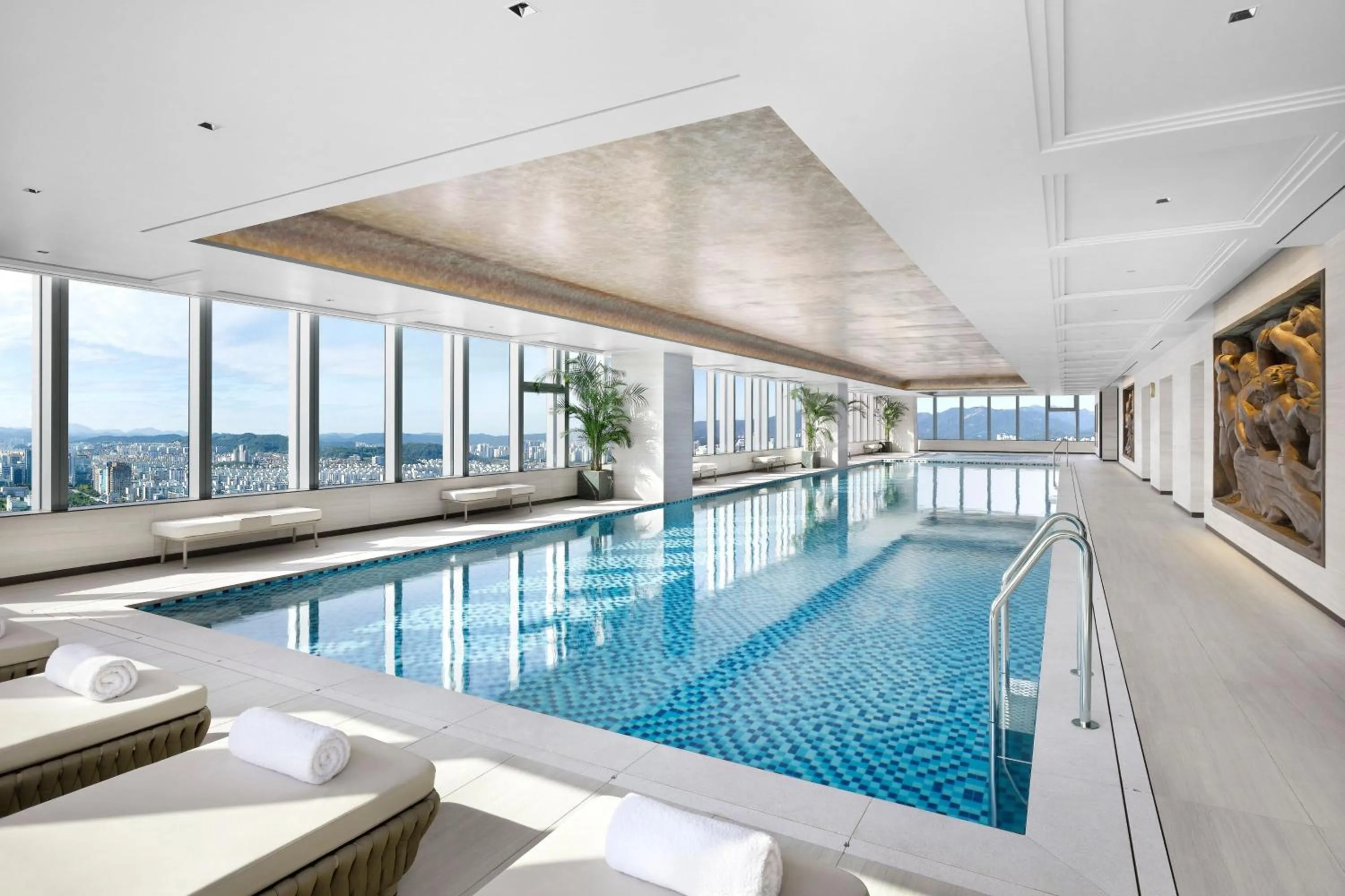 Swimming pool in Hotel Onoma Daejeon, Autograph Collection