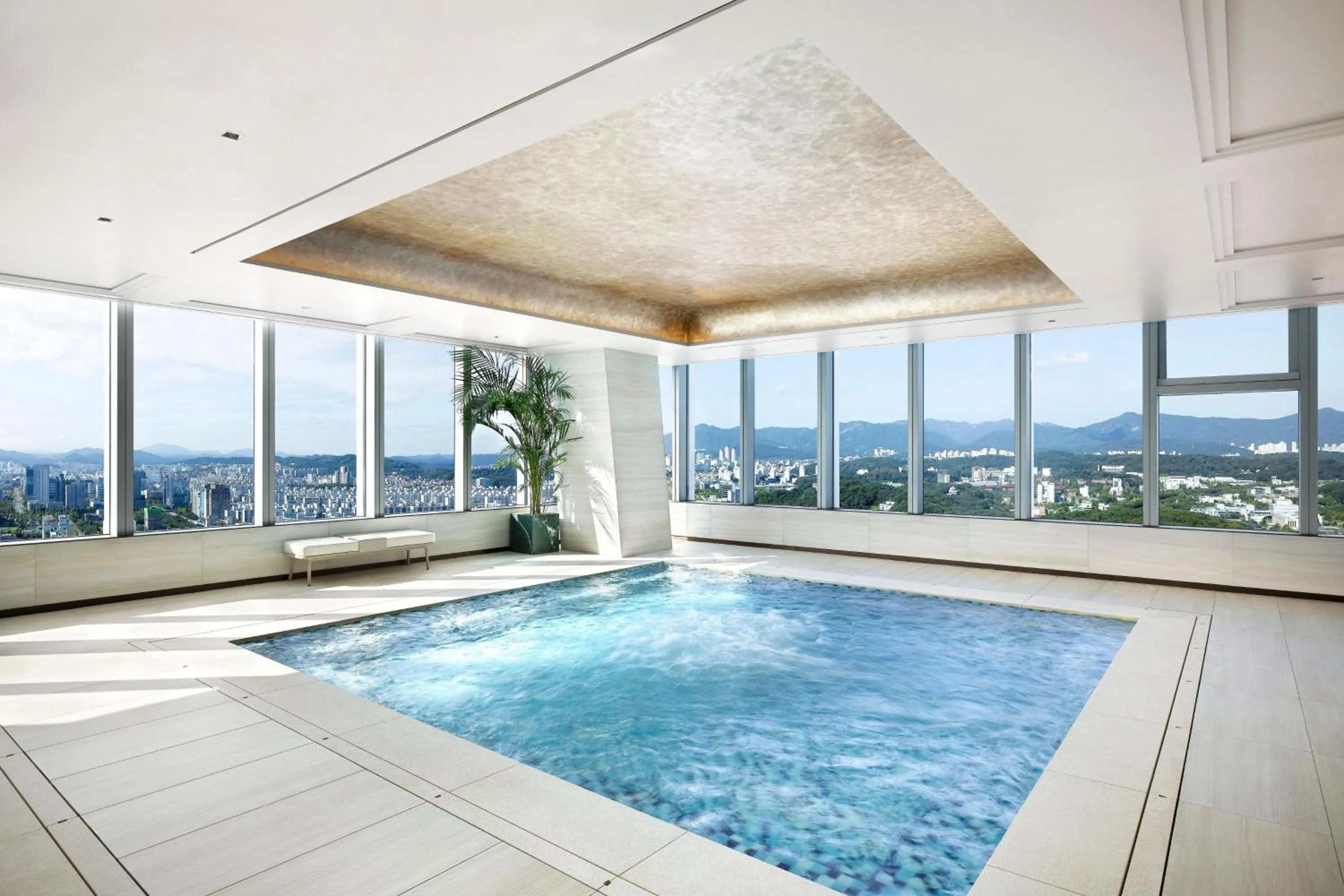Swimming pool in Hotel Onoma Daejeon, Autograph Collection