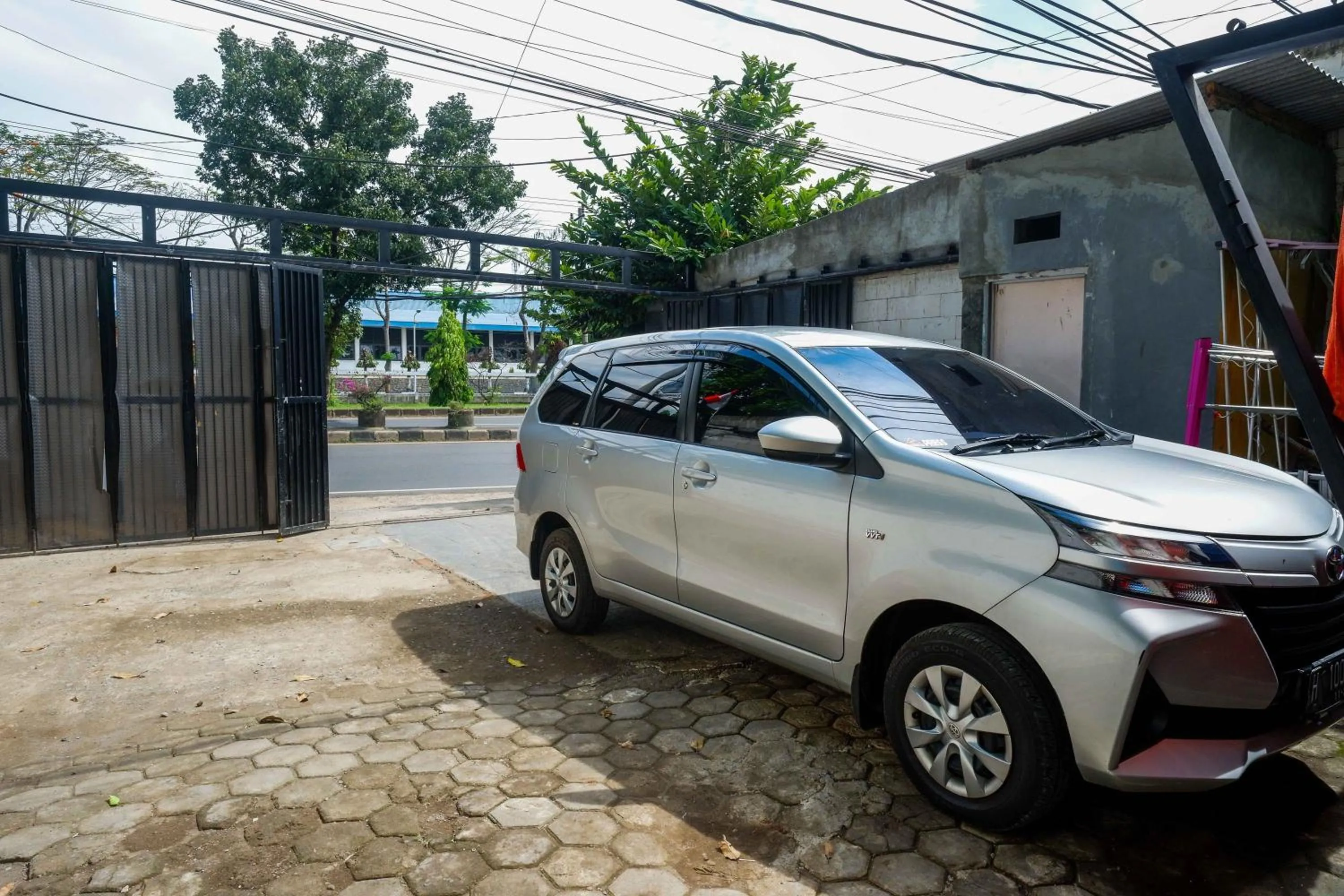 Parking in RedDoorz near Exit Tol Batang