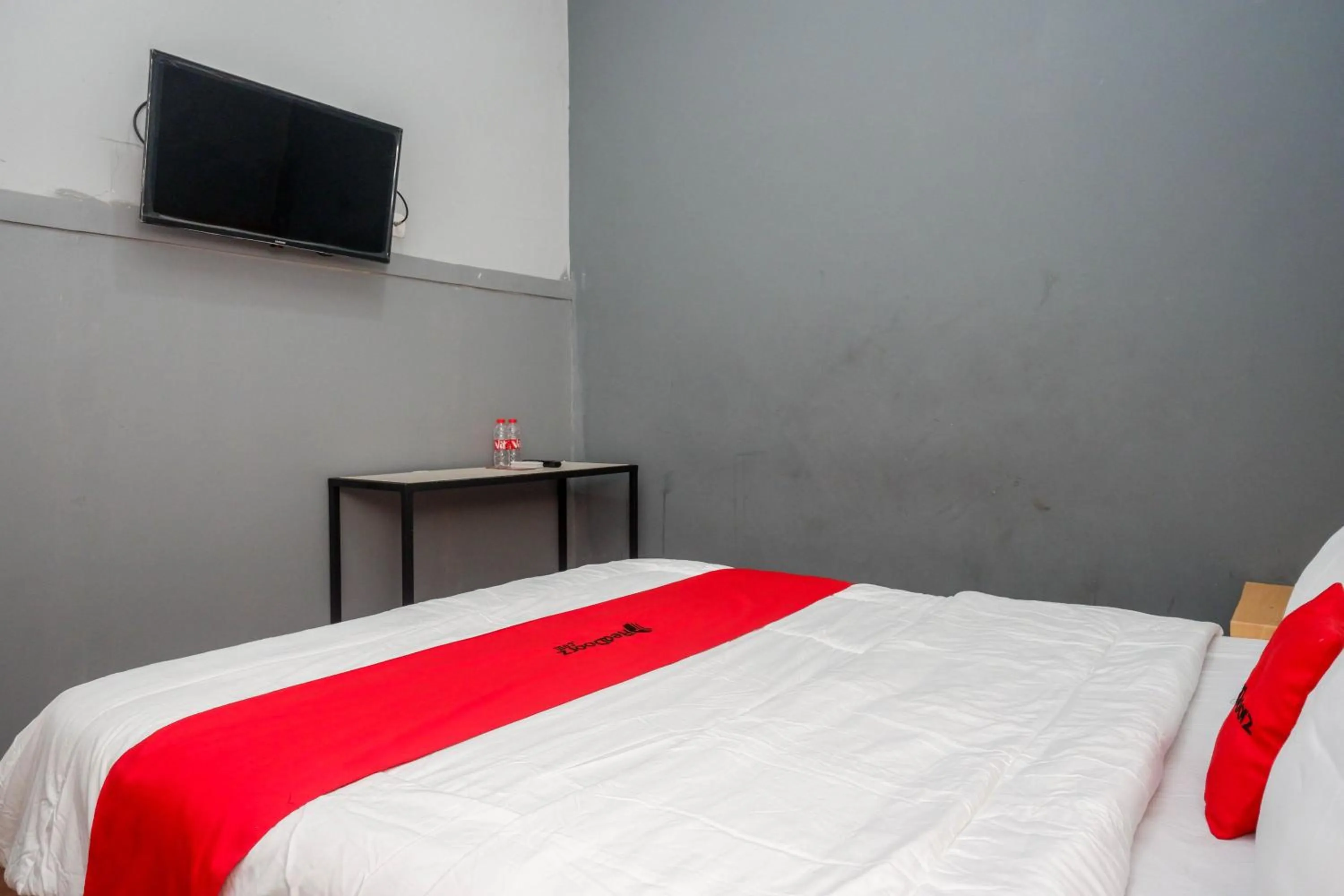 Bedroom, Bed in RedDoorz near Exit Tol Batang