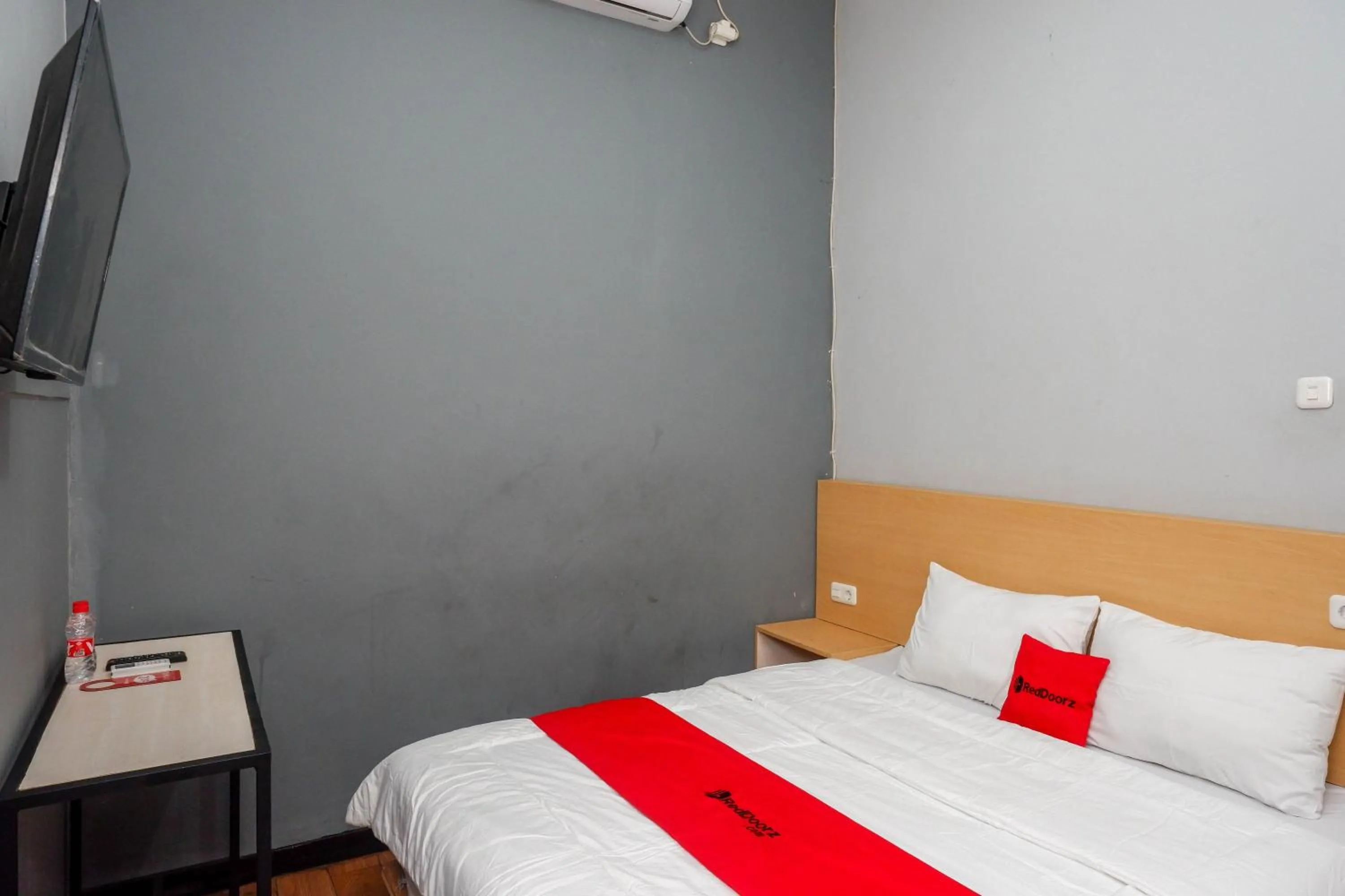 Bedroom, Bed in RedDoorz near Exit Tol Batang