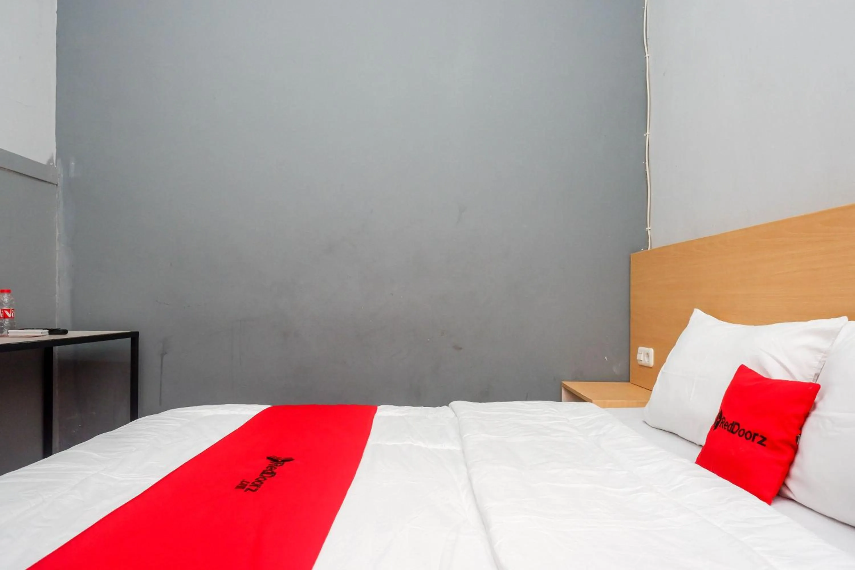 Bedroom, Bed in RedDoorz near Exit Tol Batang