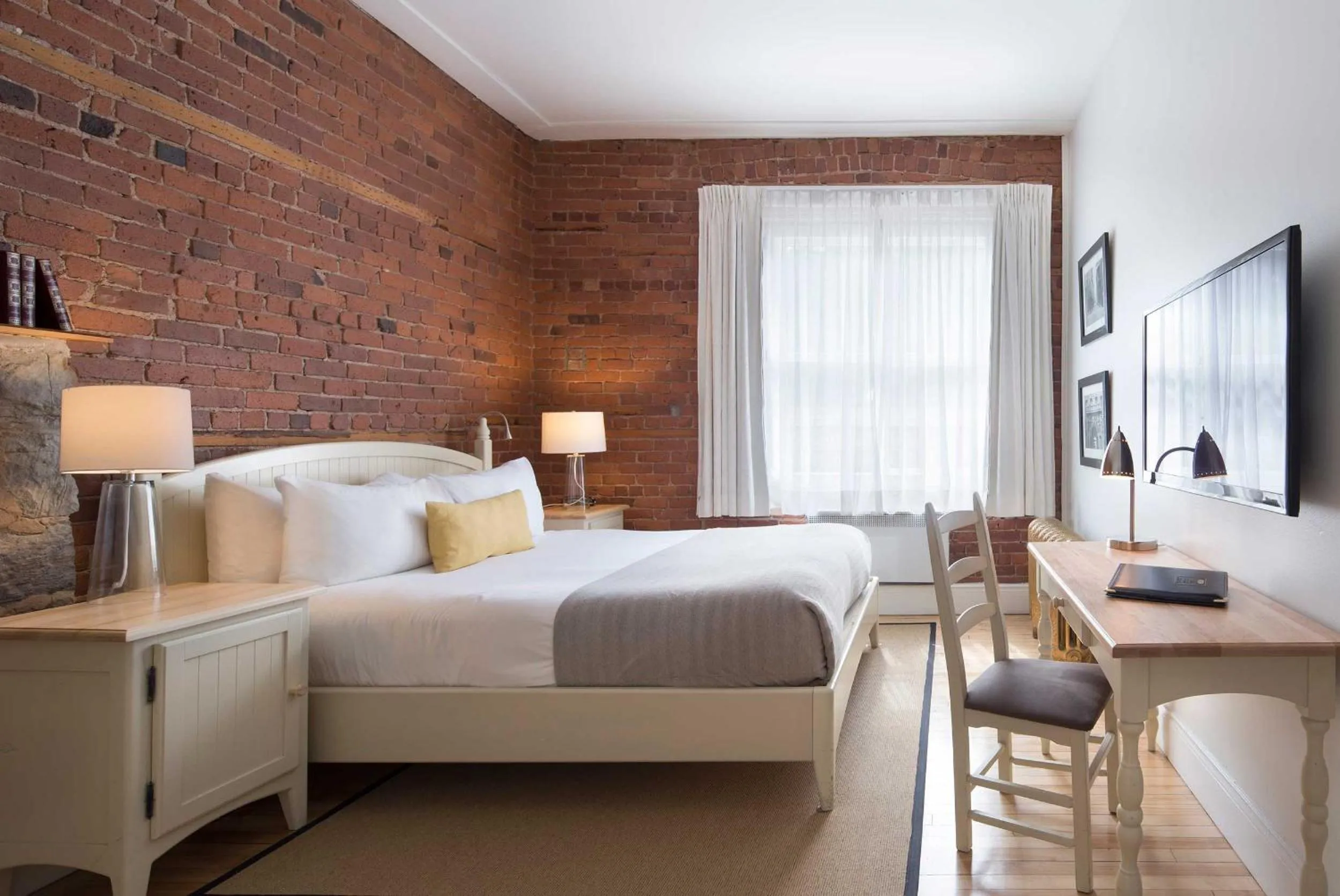 Bedroom, Bed in Auberge Saint-Pierre