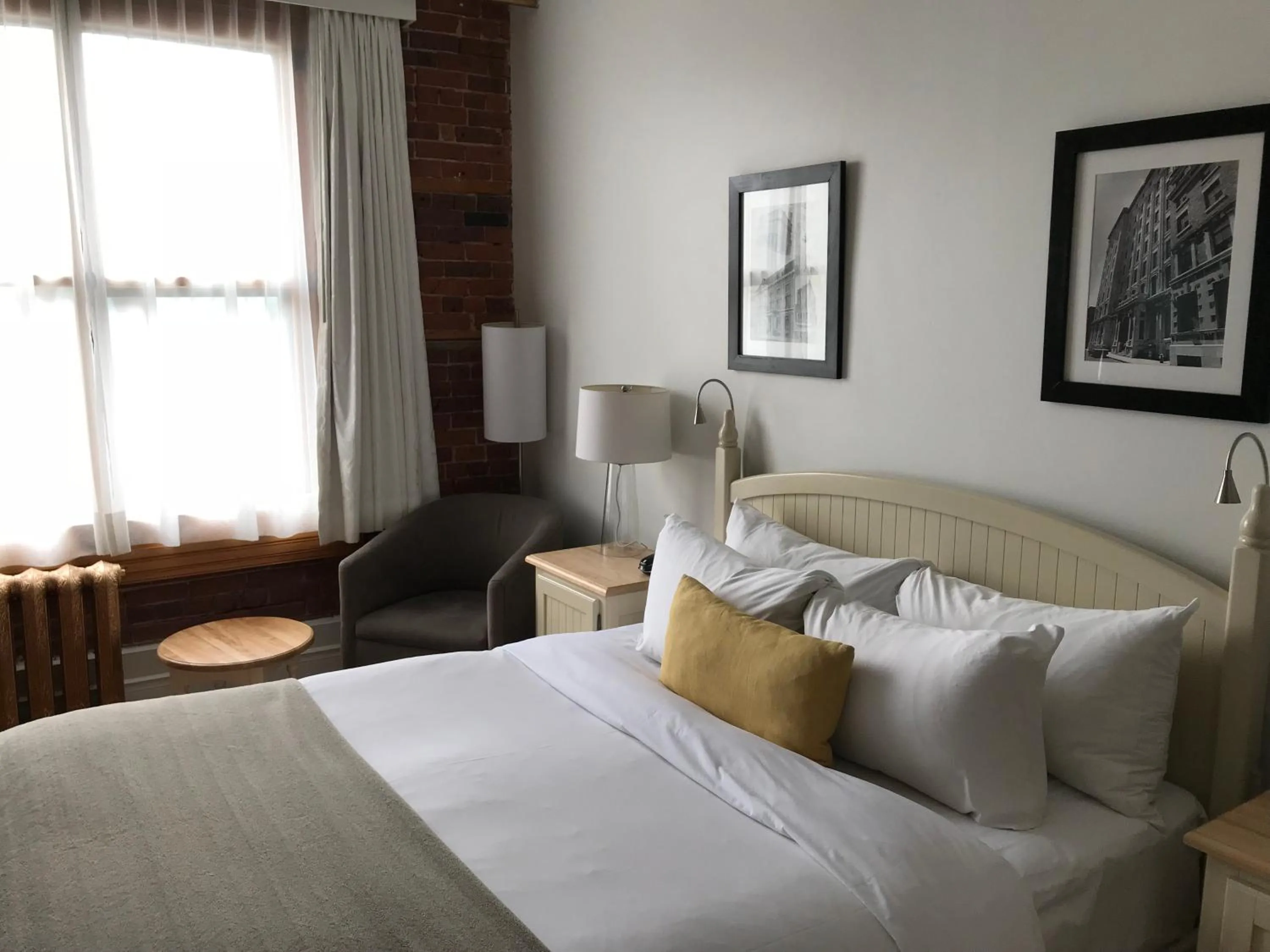 Bed in Auberge Saint-Pierre