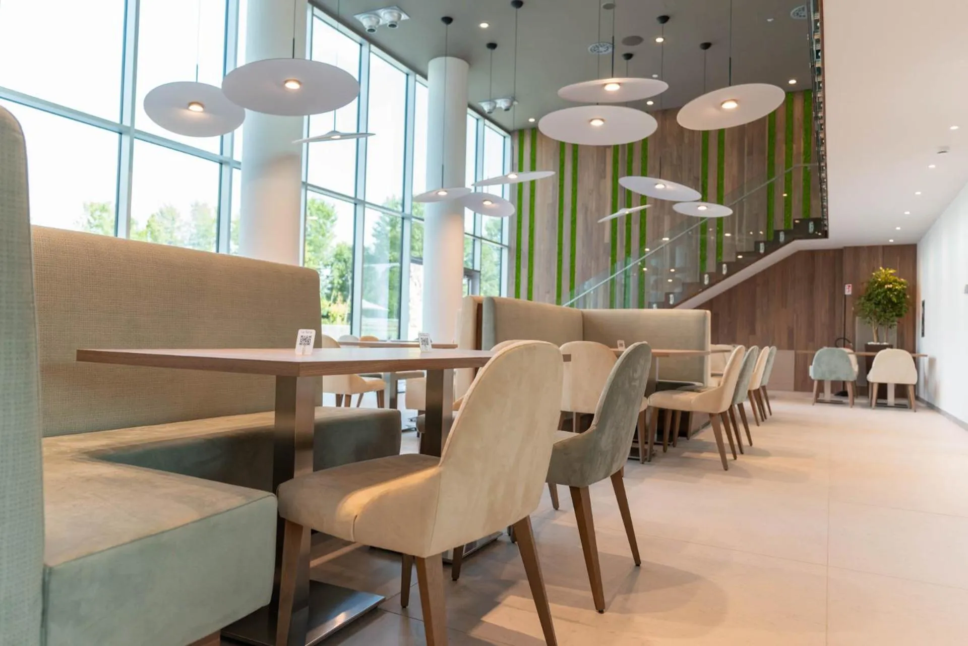 Restaurant/places to eat in Life Hotel