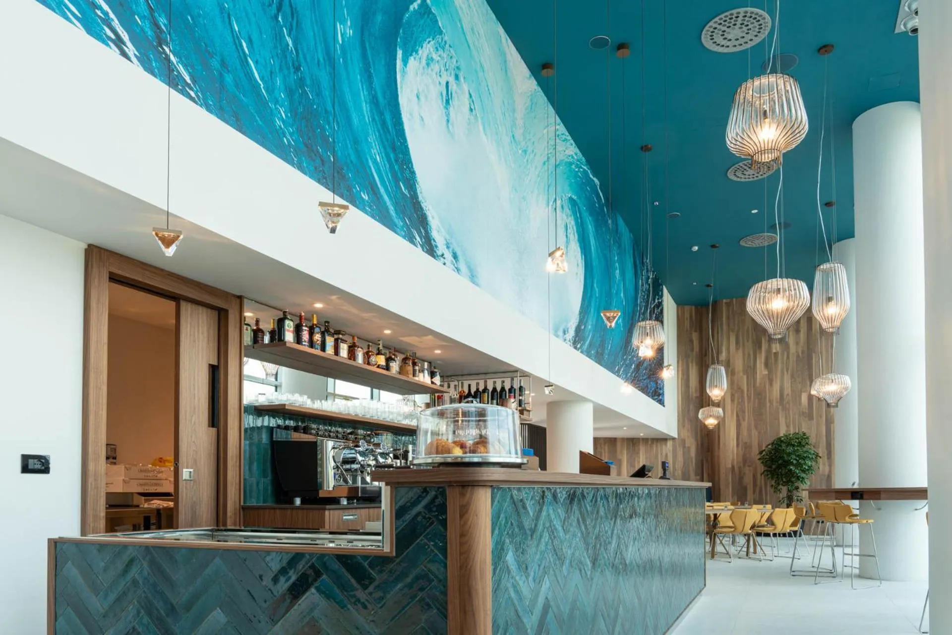 Restaurant/places to eat in Life Hotel