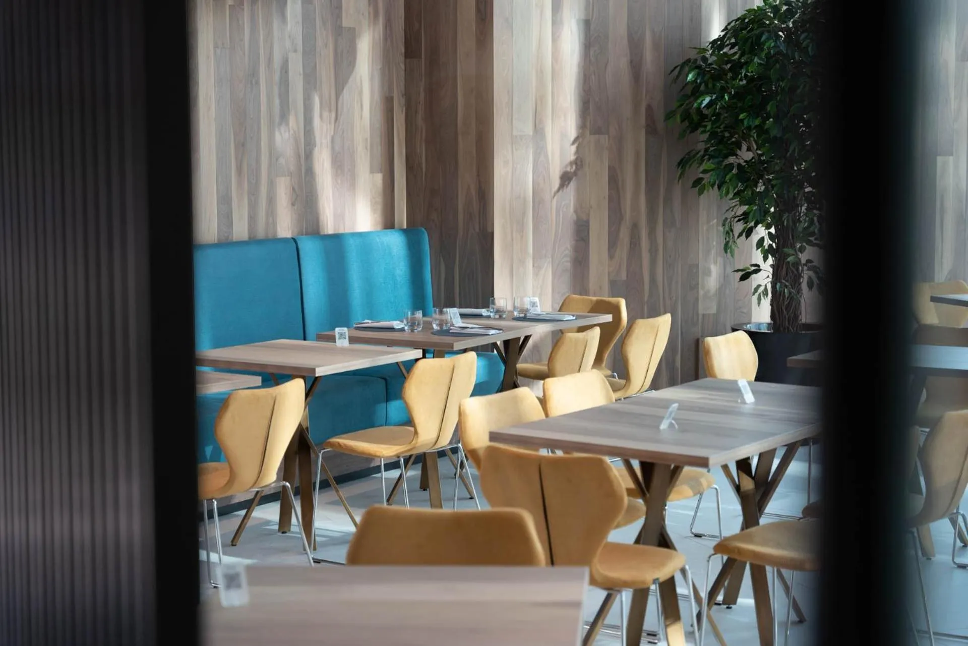 Restaurant/places to eat in Life Hotel