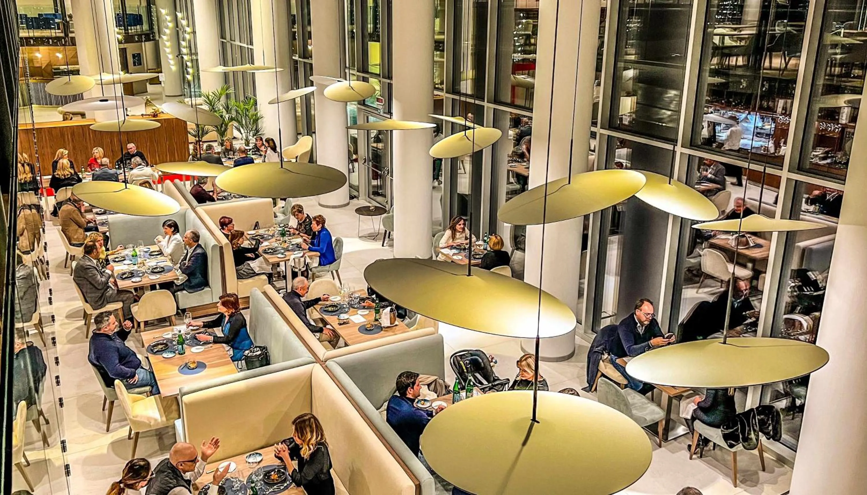 Restaurant/places to eat in Life Hotel