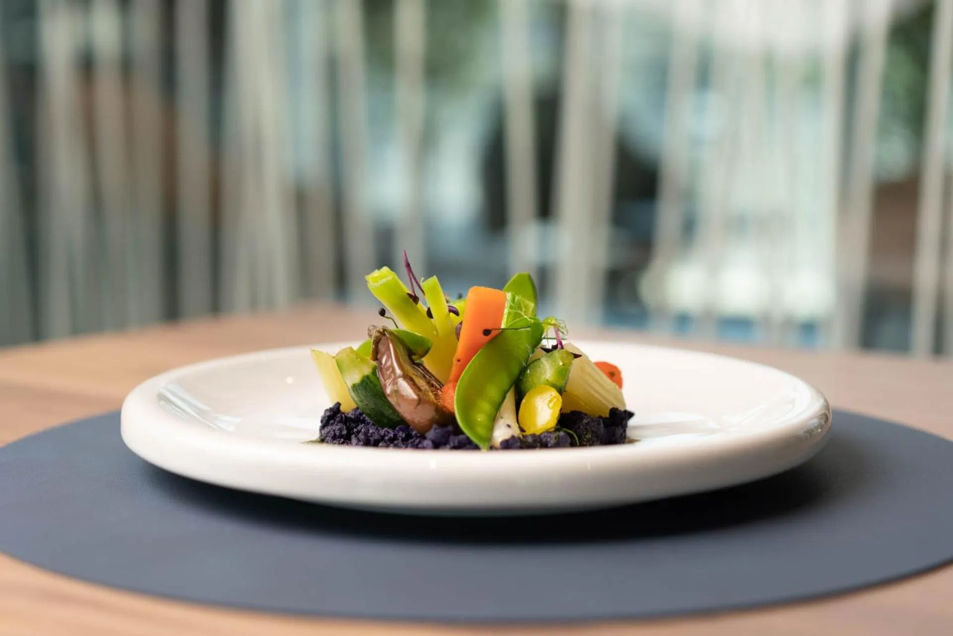 Restaurant/places to eat in Life Hotel