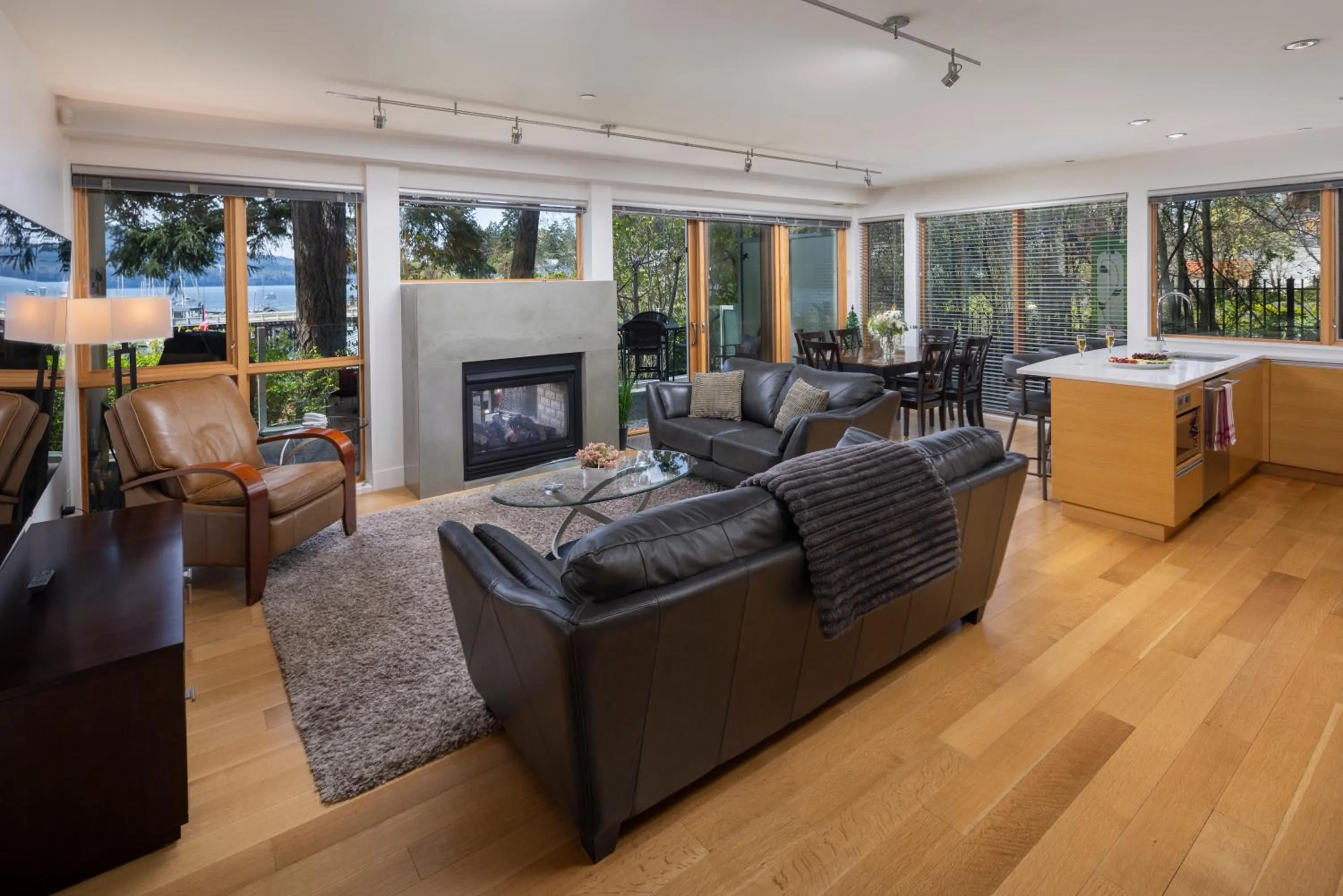 TV and multimedia in Brentwood Bay Resort & Spa