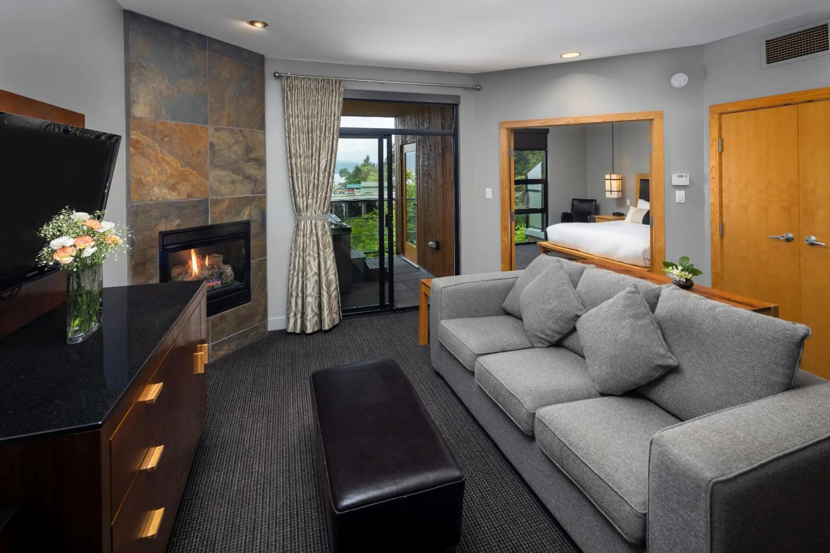 TV and multimedia in Brentwood Bay Resort & Spa