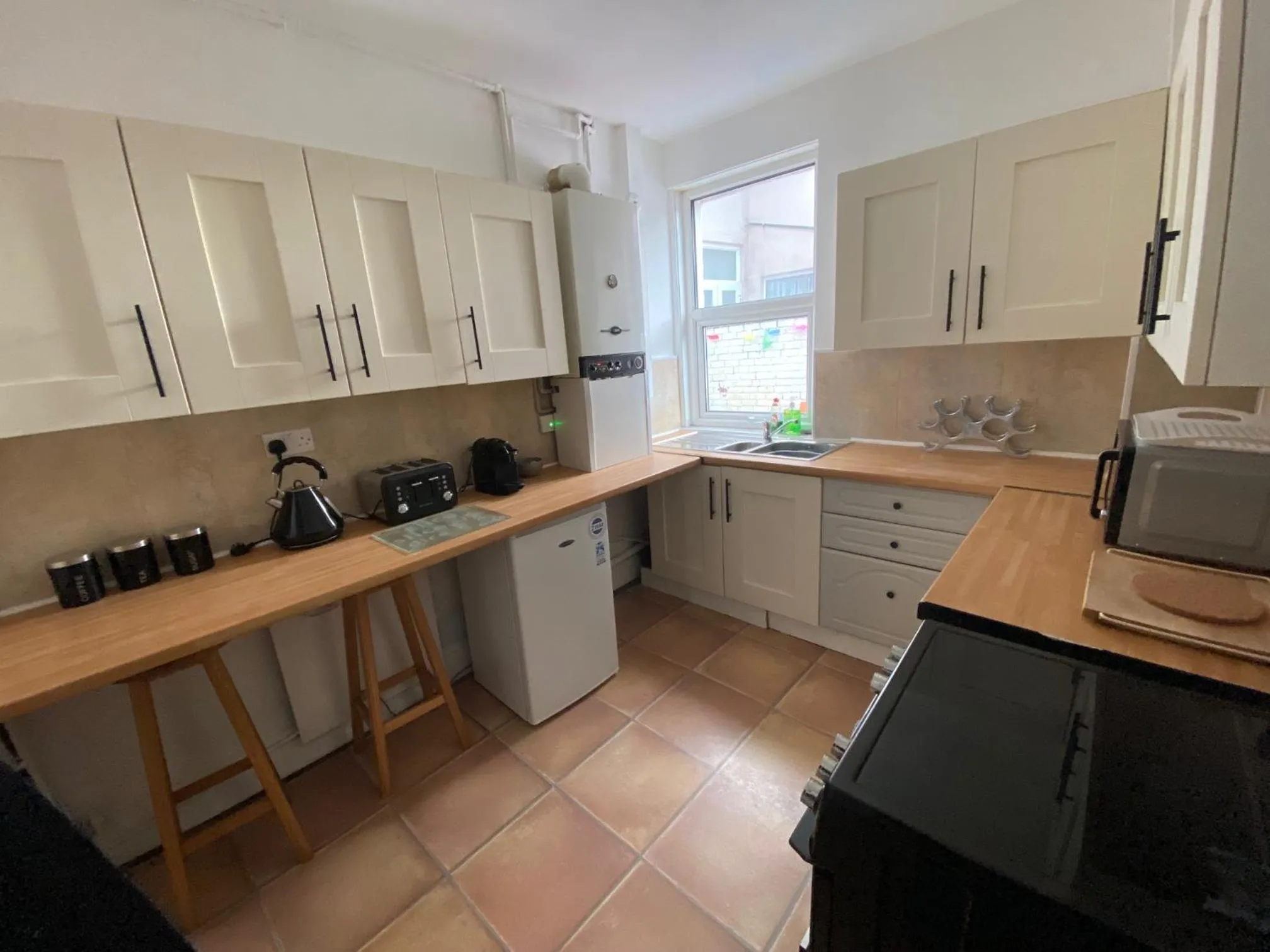 Kitchen or kitchenette in Blackpool Abode - Seaside Cove