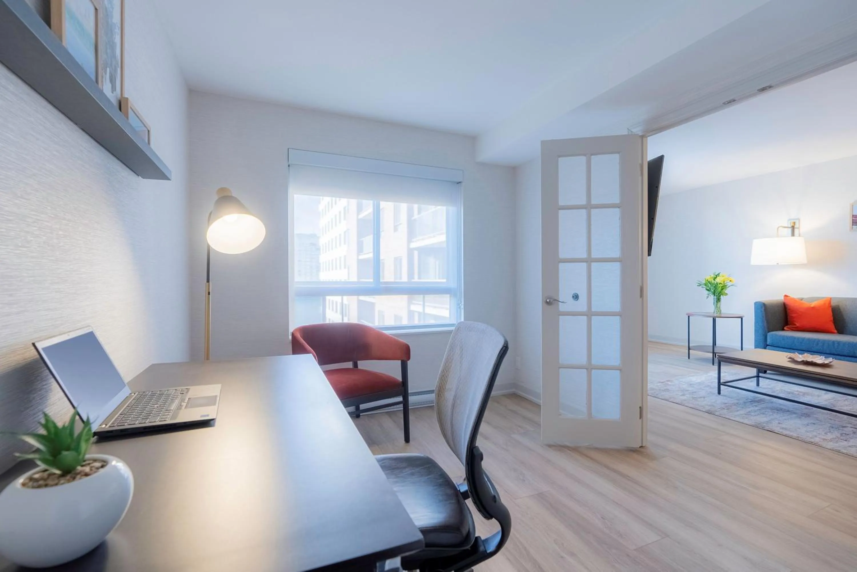 Library in Les Suites Hotel Ottawa