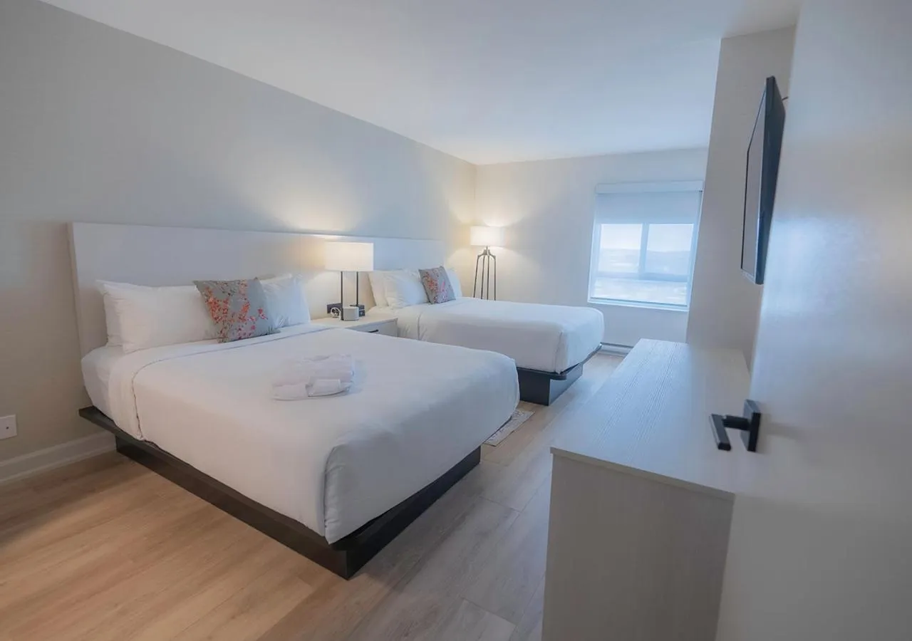 Bedroom, Bed in Les Suites Hotel Ottawa