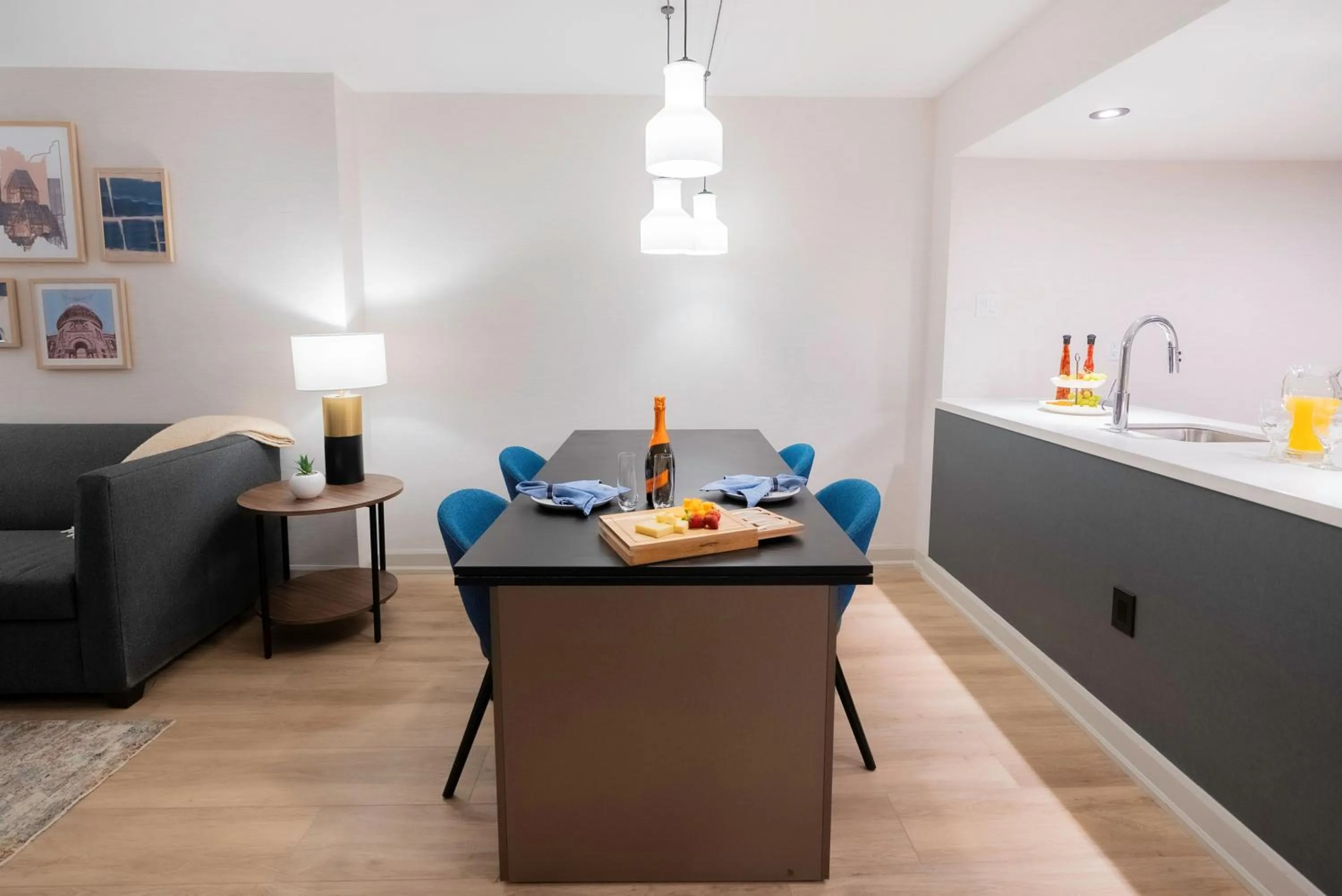 Seating area in Les Suites Hotel Ottawa