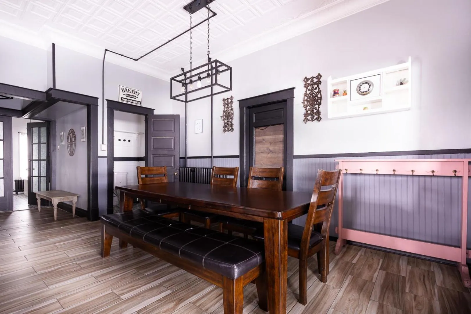 The Pub- 8BR Free Parking, Minutes From Falls & Casino