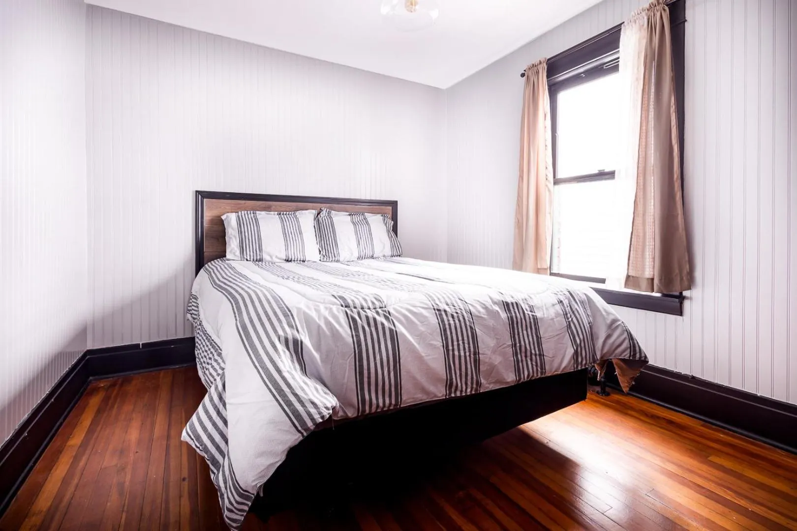 Bed in The Pub- 8BR Free Parking, Minutes From Falls & Casino