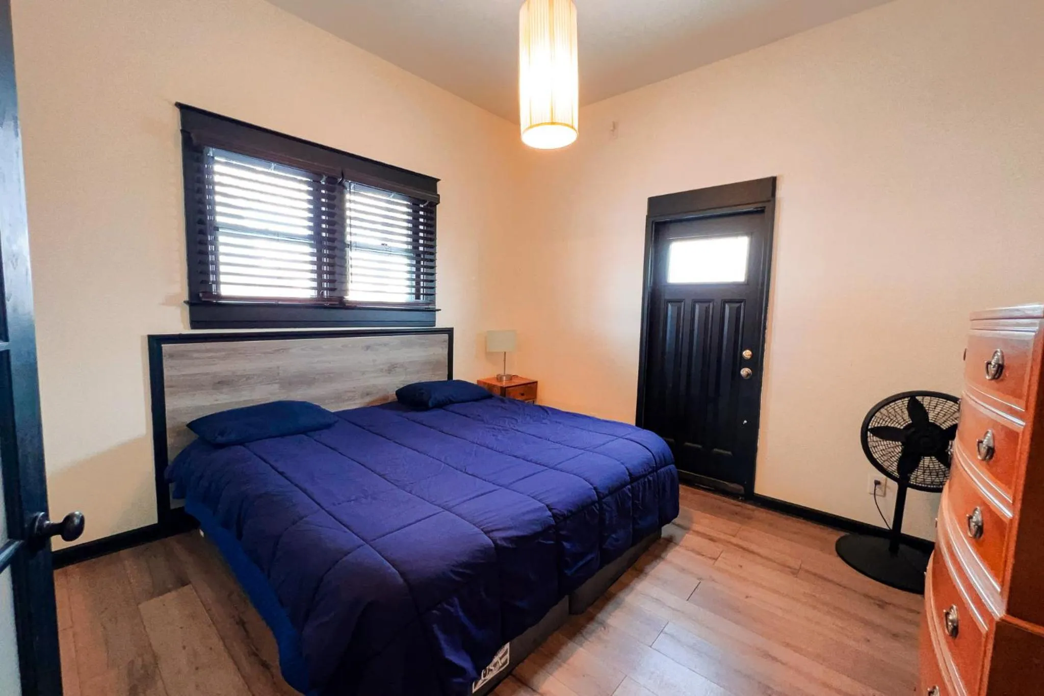 Bed in The Pub- 8BR Free Parking, Minutes From Falls & Casino