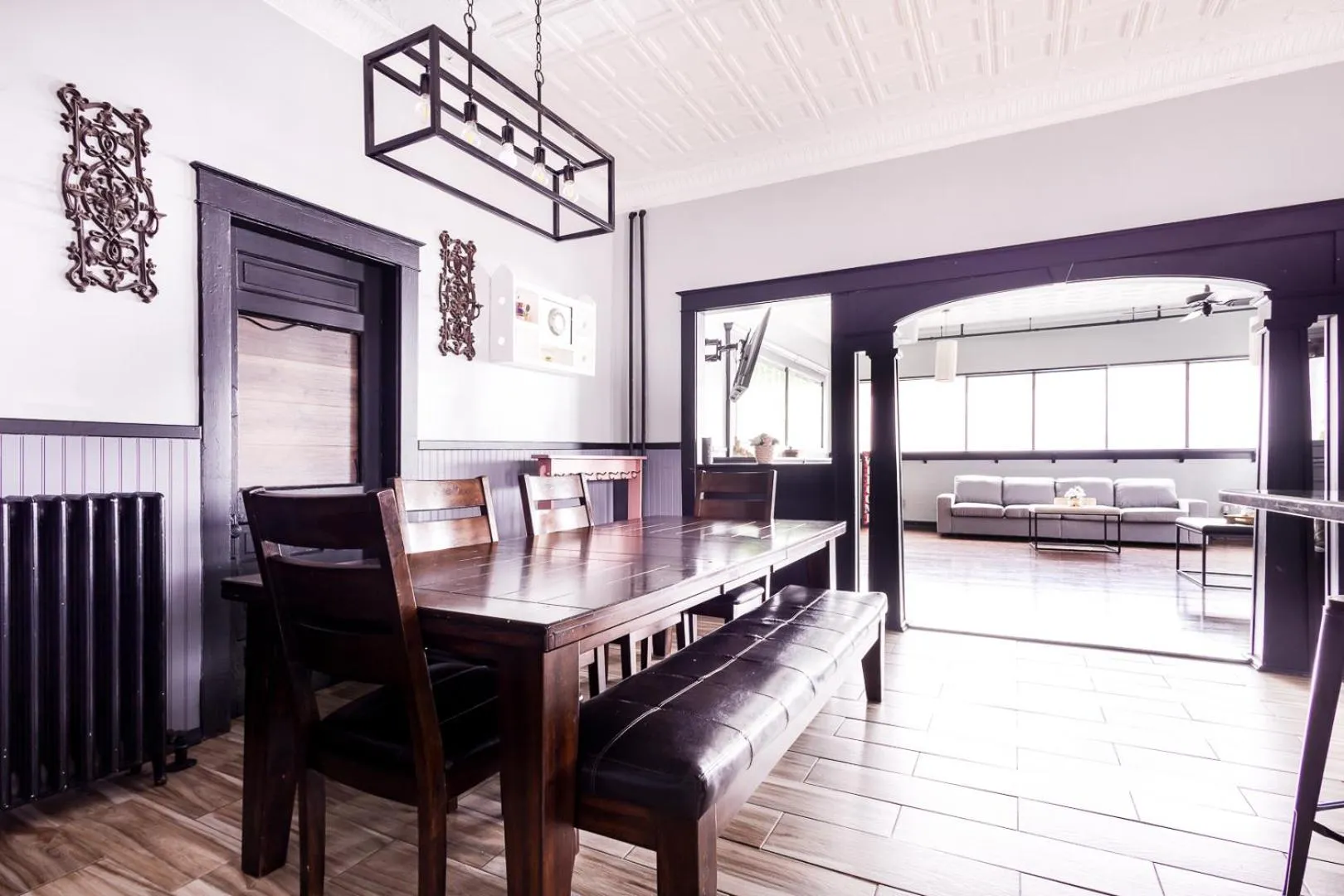 Bed in The Pub- 8BR Free Parking, Minutes From Falls & Casino