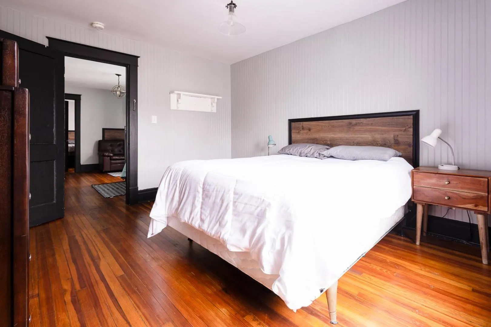 Bed in The Pub- 8BR Free Parking, Minutes From Falls & Casino