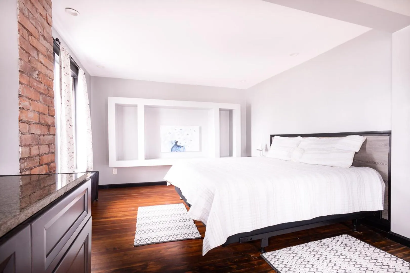 Bed in The Pub- 8BR Free Parking, Minutes From Falls & Casino